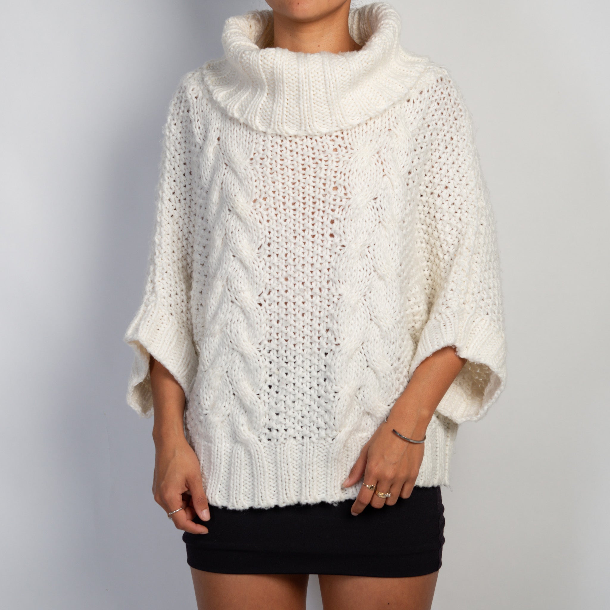 WHITE CHUNKY KNIT SWEATER