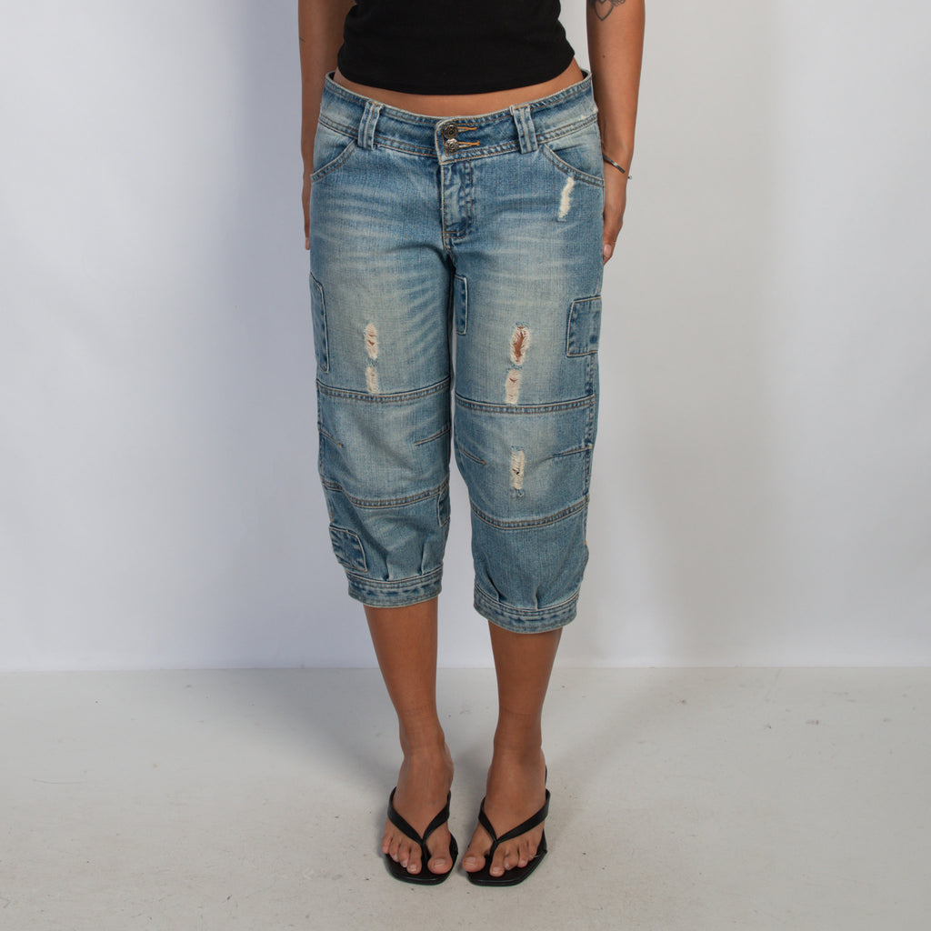 DISTRESSED CAPRI JEANS