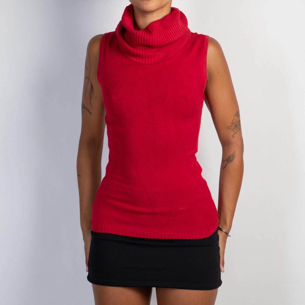 RED KNIT TURTLENECK TOP