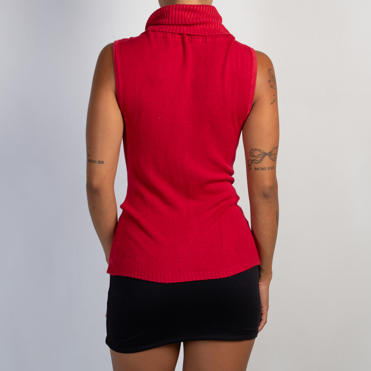 RED KNIT TURTLENECK TOP