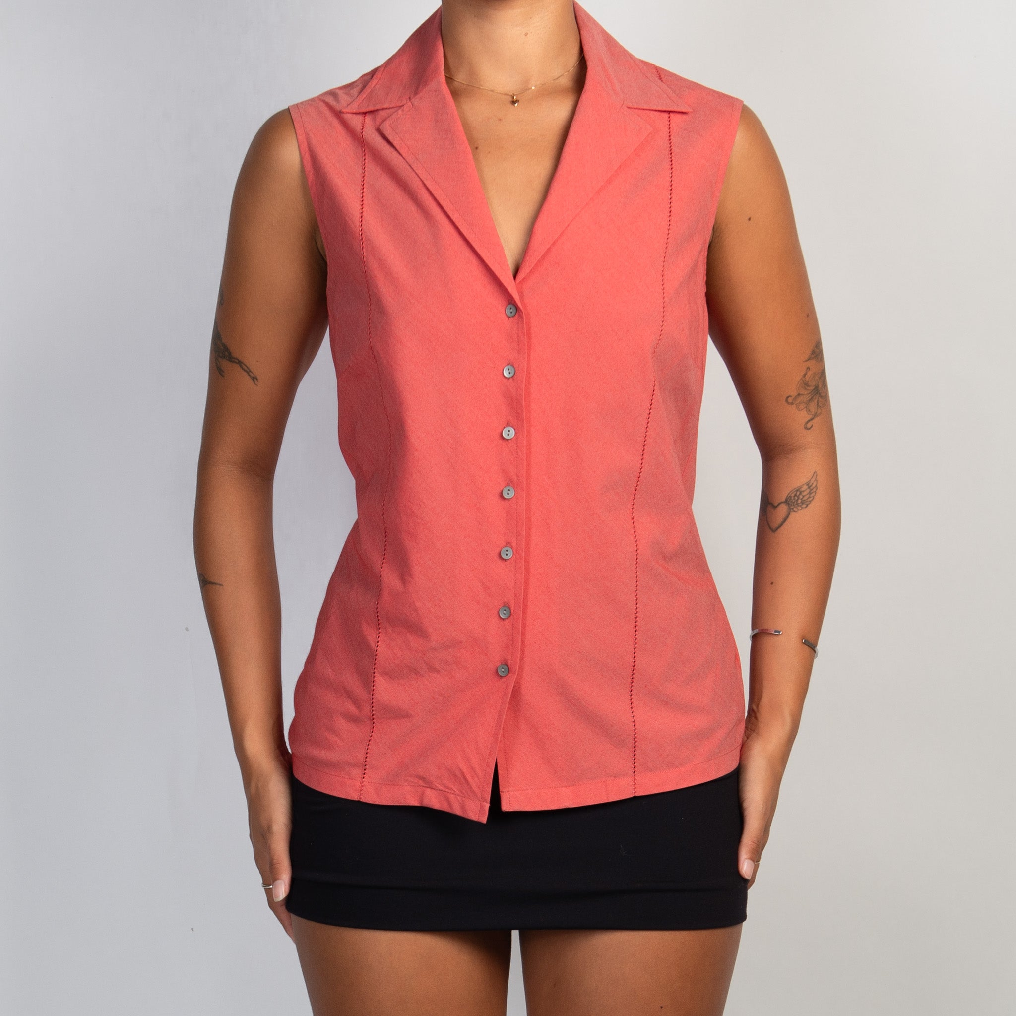 SLEEVELESS BUTTON BLOUSE