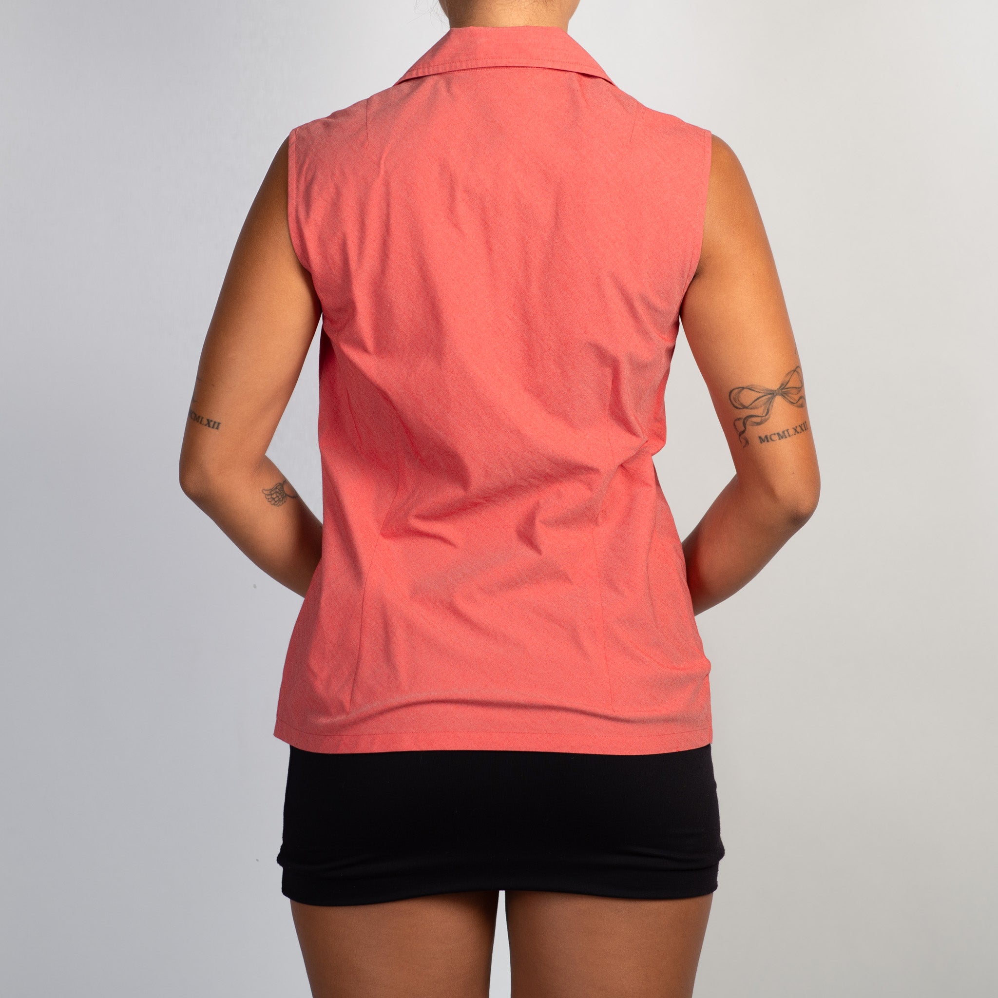 SLEEVELESS BUTTON BLOUSE