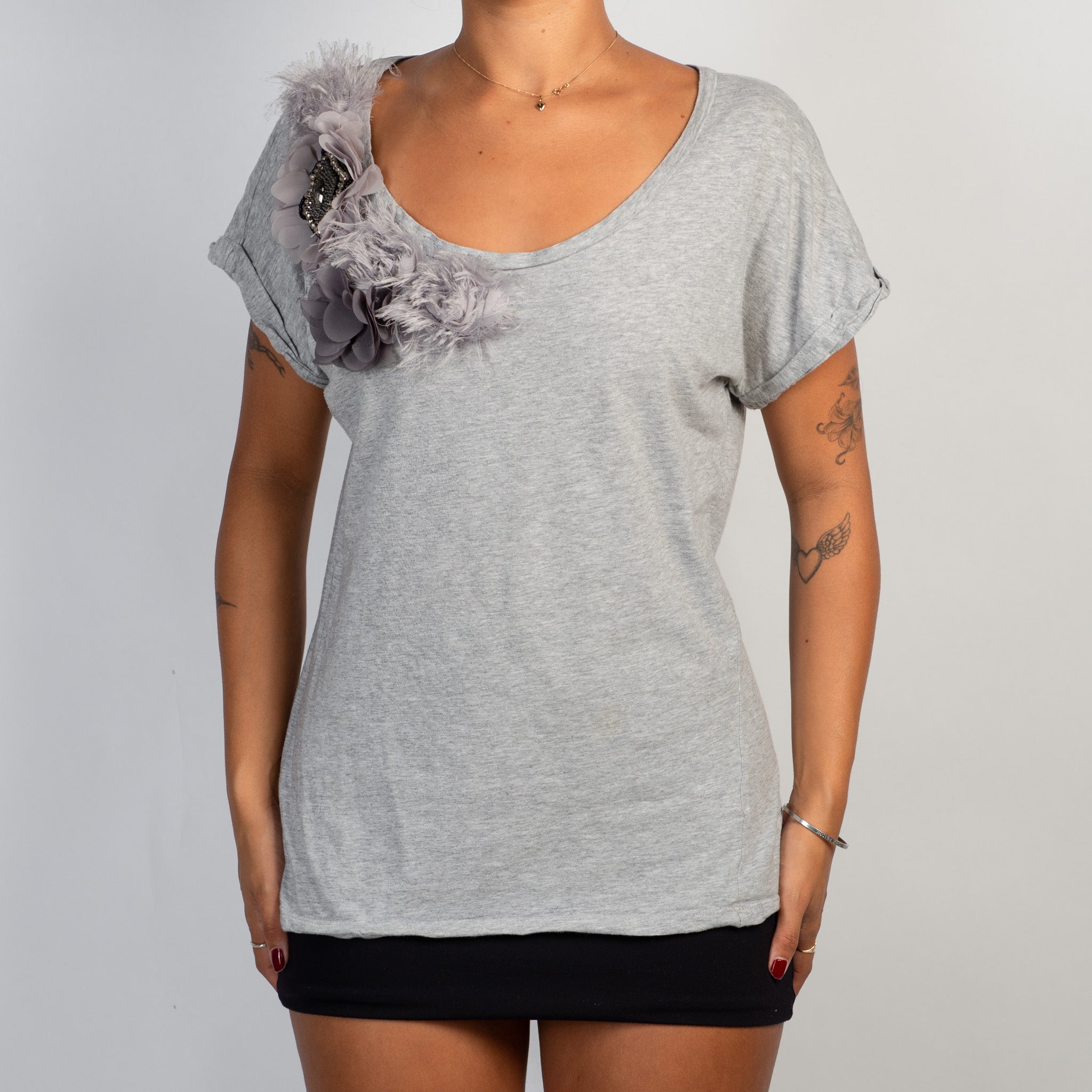 GREY FLORAL APPLIQUE TOP