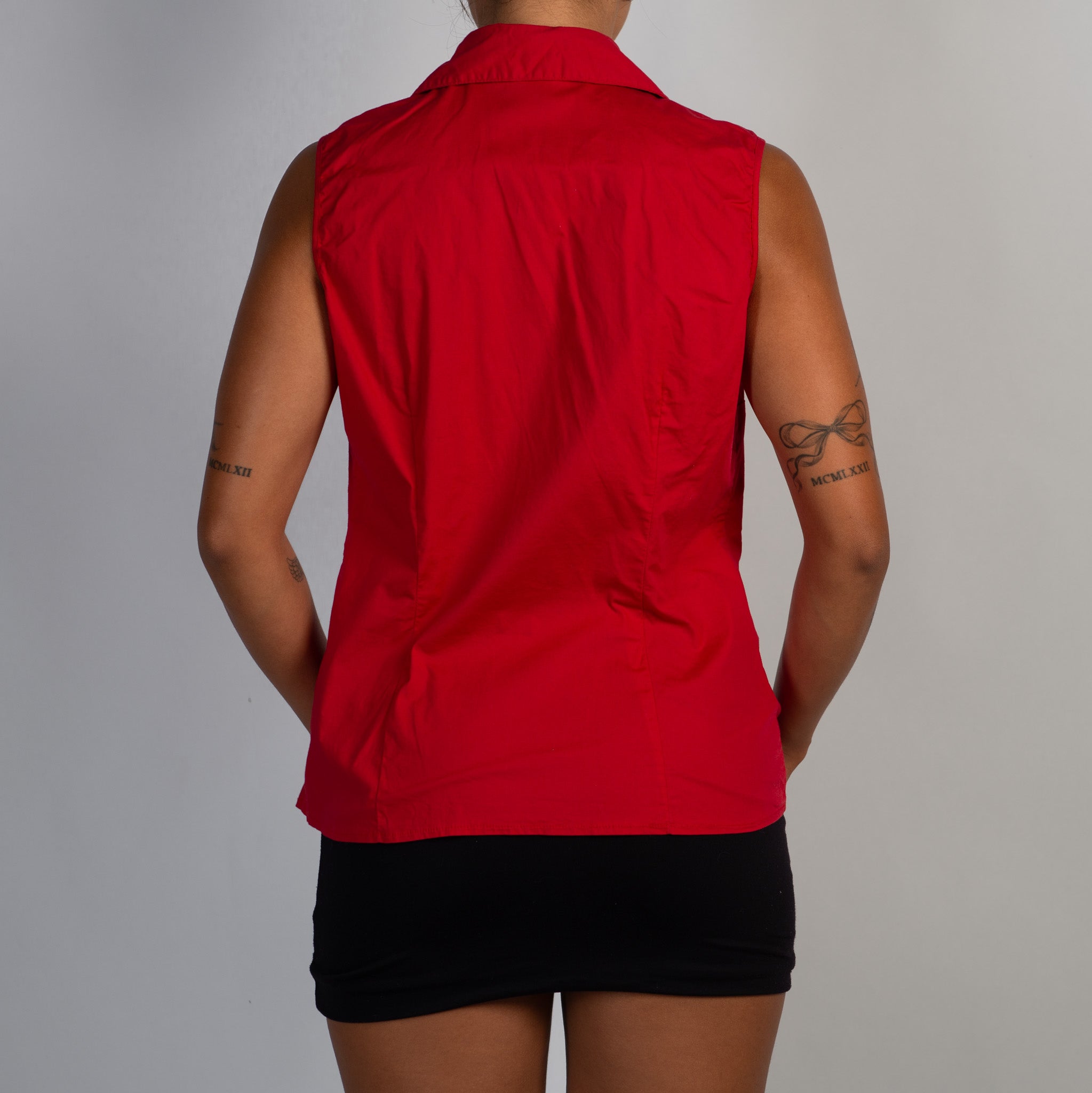 RED SLEEVELESS BLOUSE