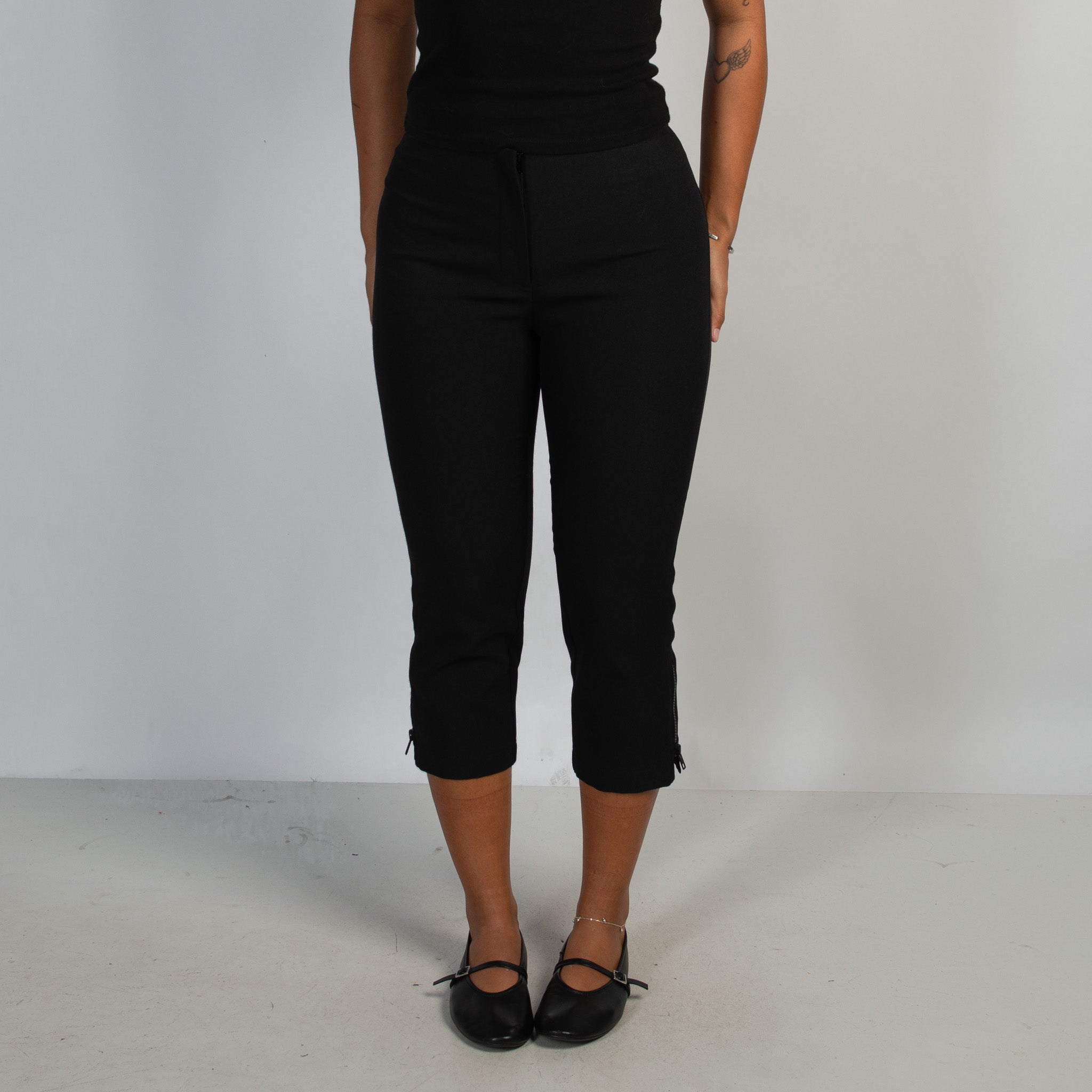 BLACK CAPRI TROUSERS