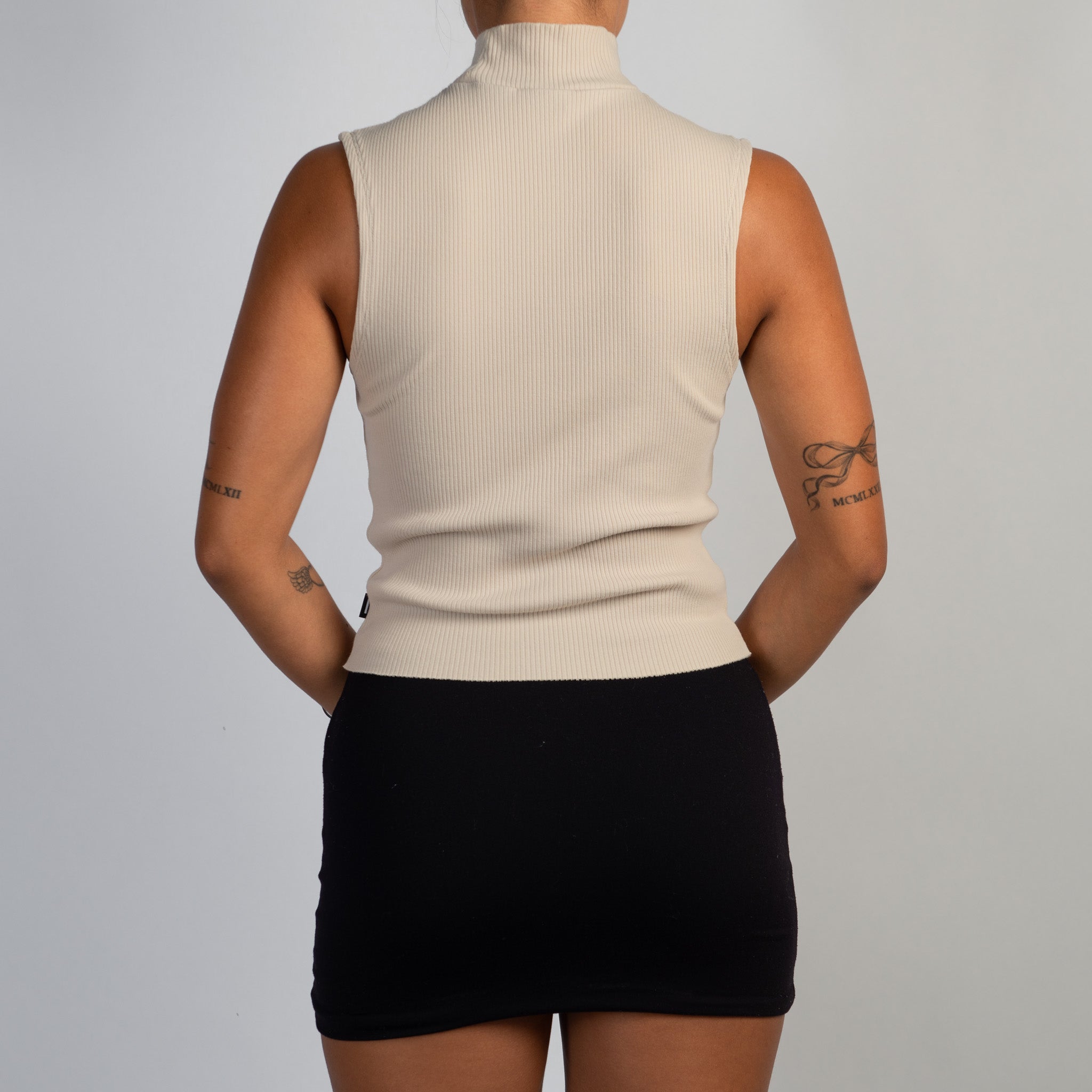 CREAM MOCKNECK TOP