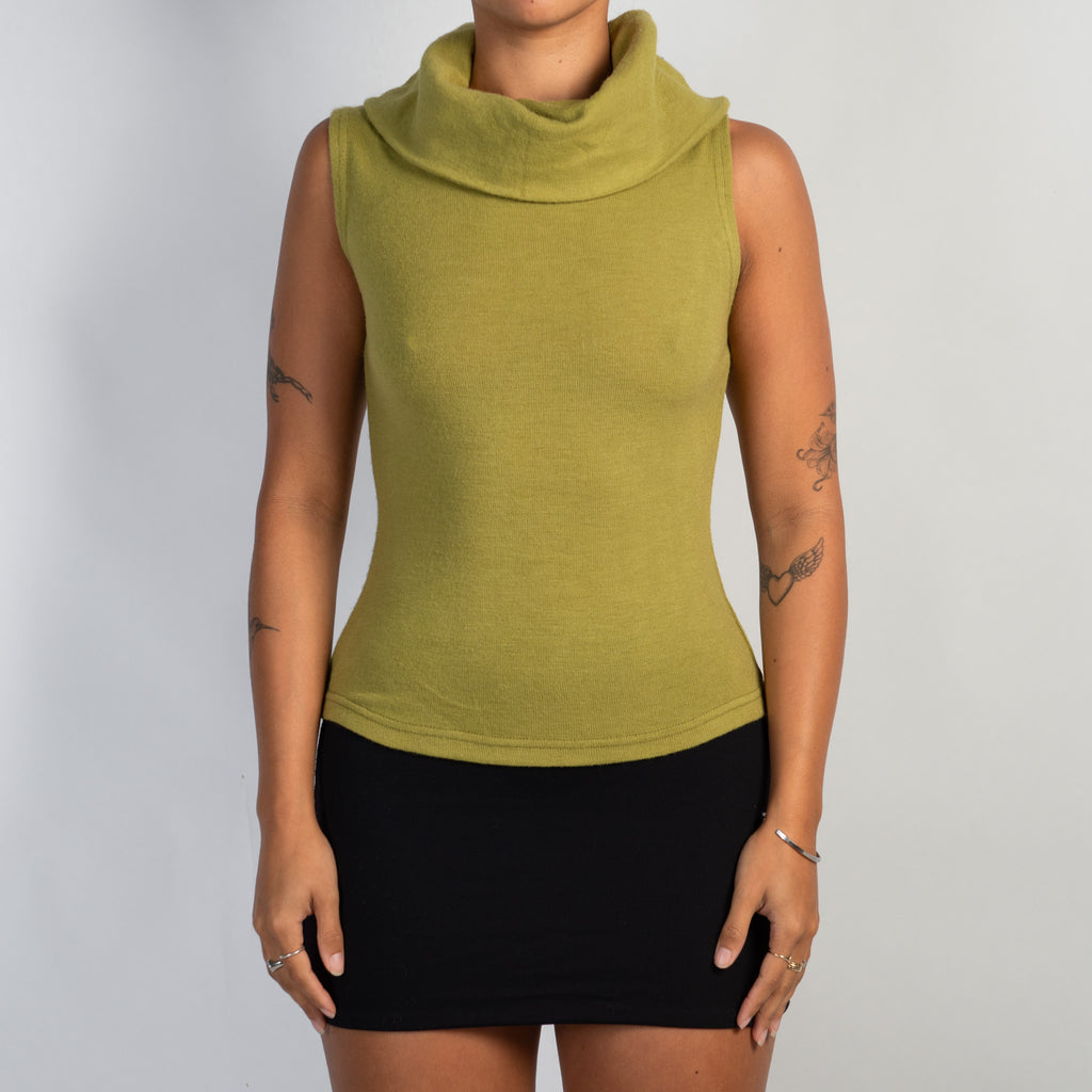 SLEEVELESS TURTLENECK TOP