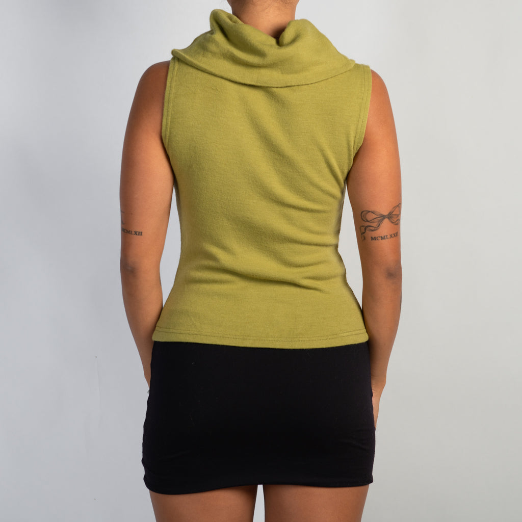 SLEEVELESS TURTLENECK TOP