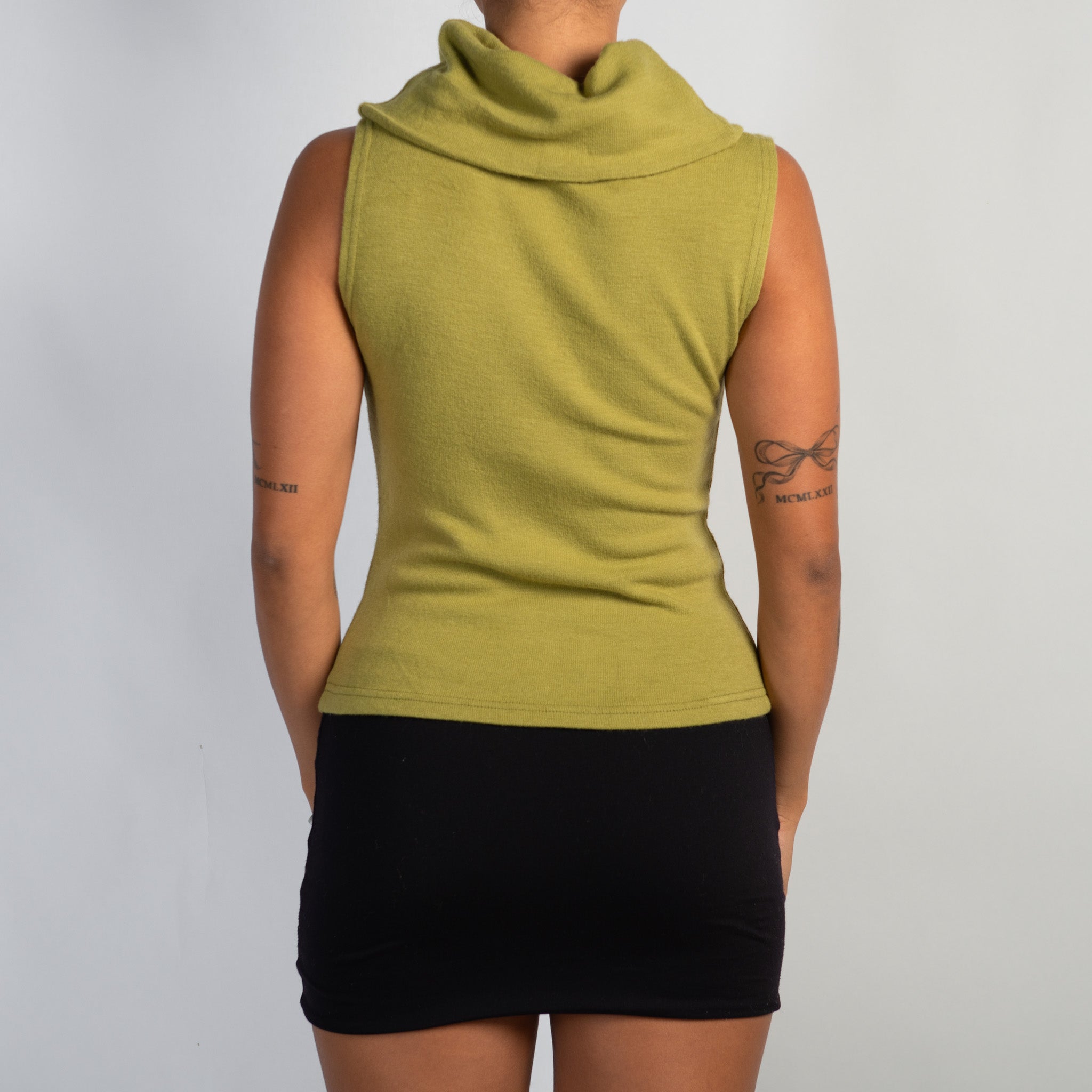 SLEEVELESS TURTLENECK TOP