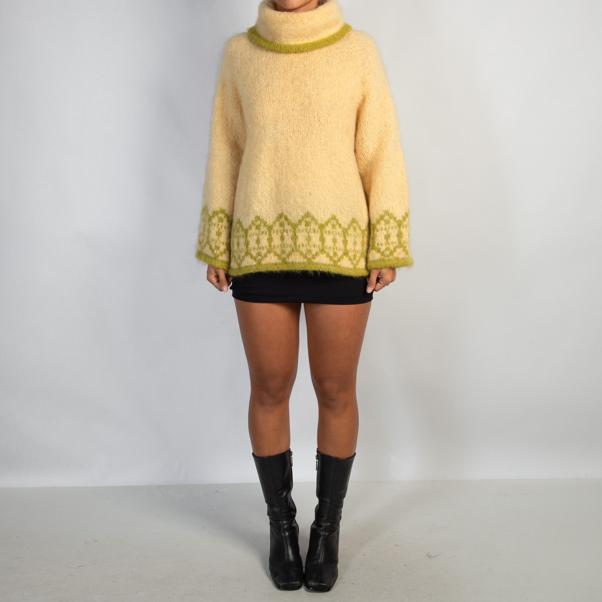 TURTLENECK KNIT SWEATER