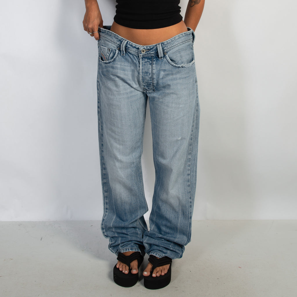 LOW RISE STRAIGHT JEANS