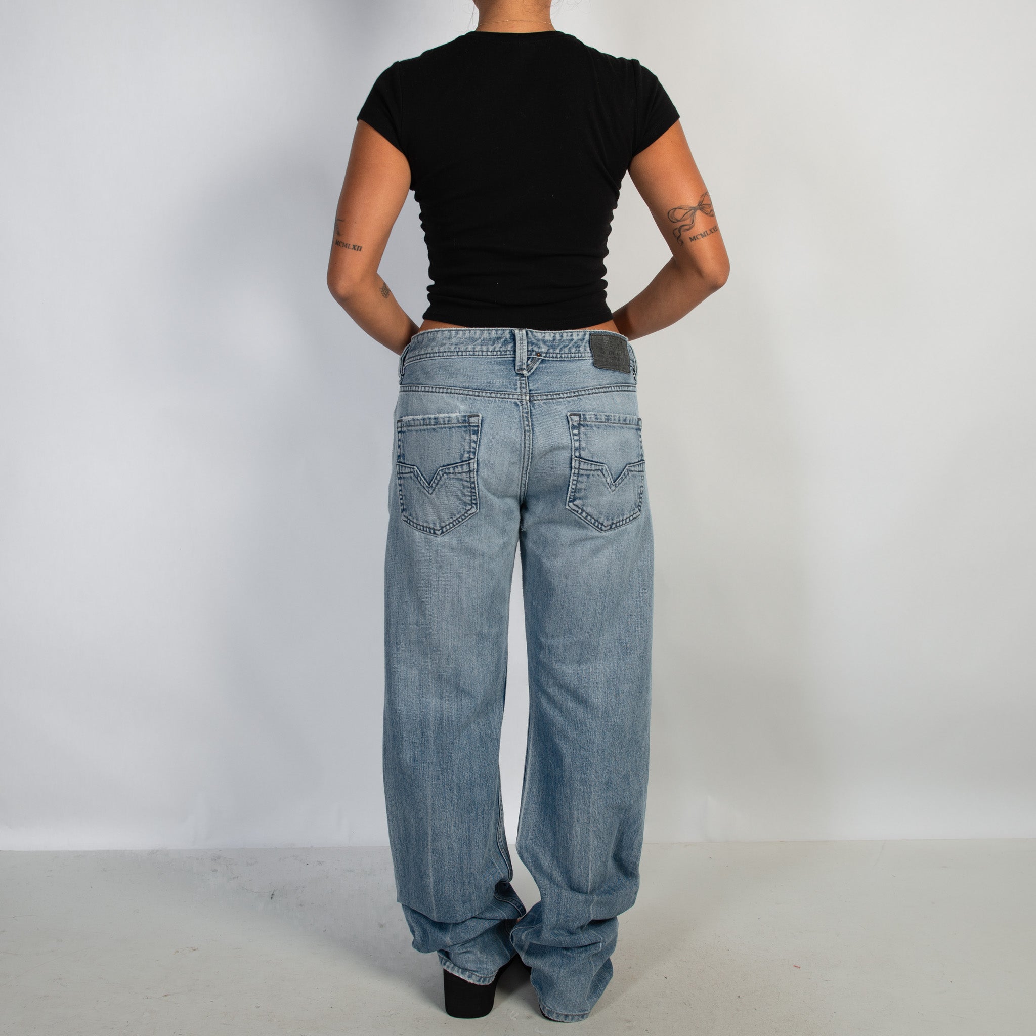 LOW RISE STRAIGHT JEANS