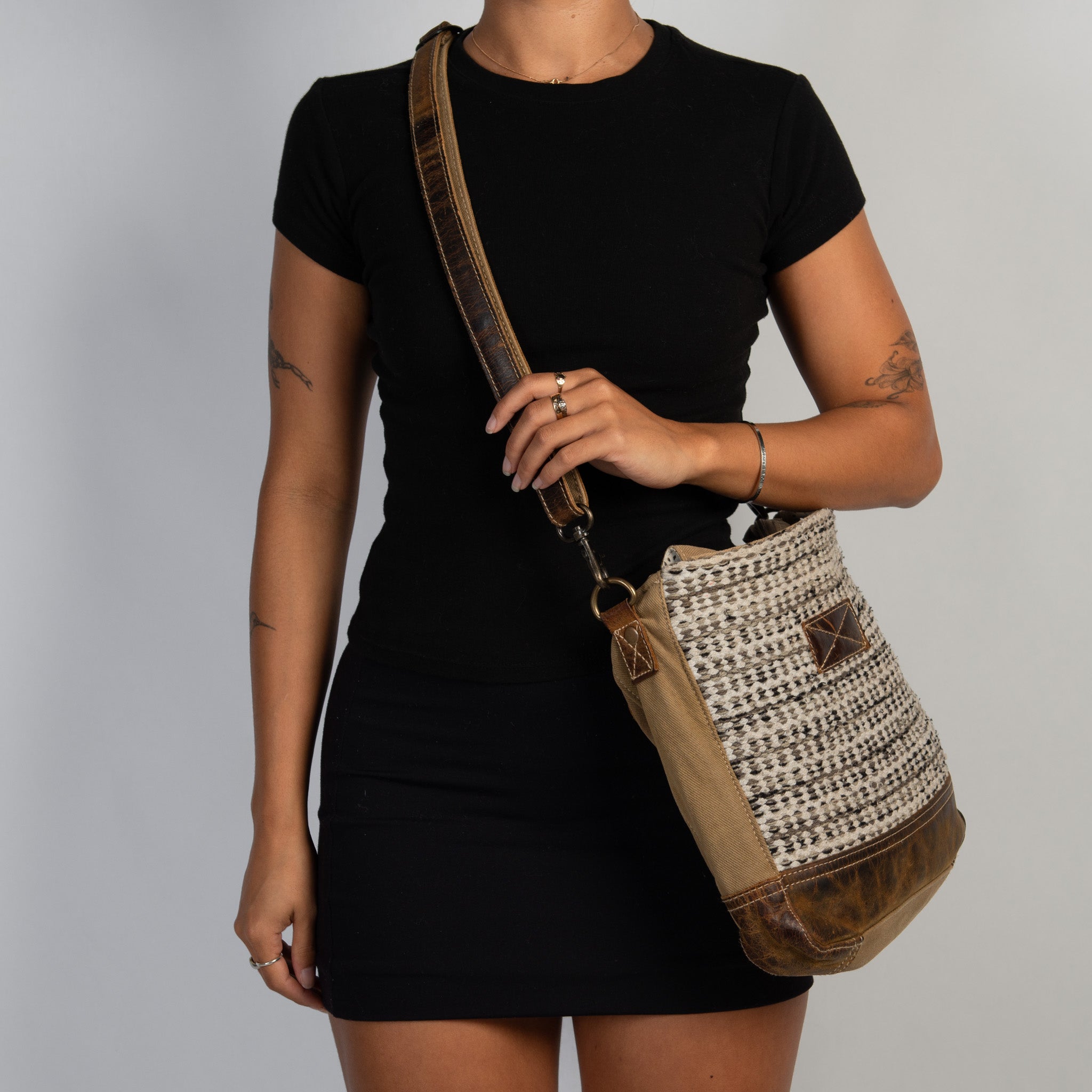 TEXTURED CROSSBODY BAG