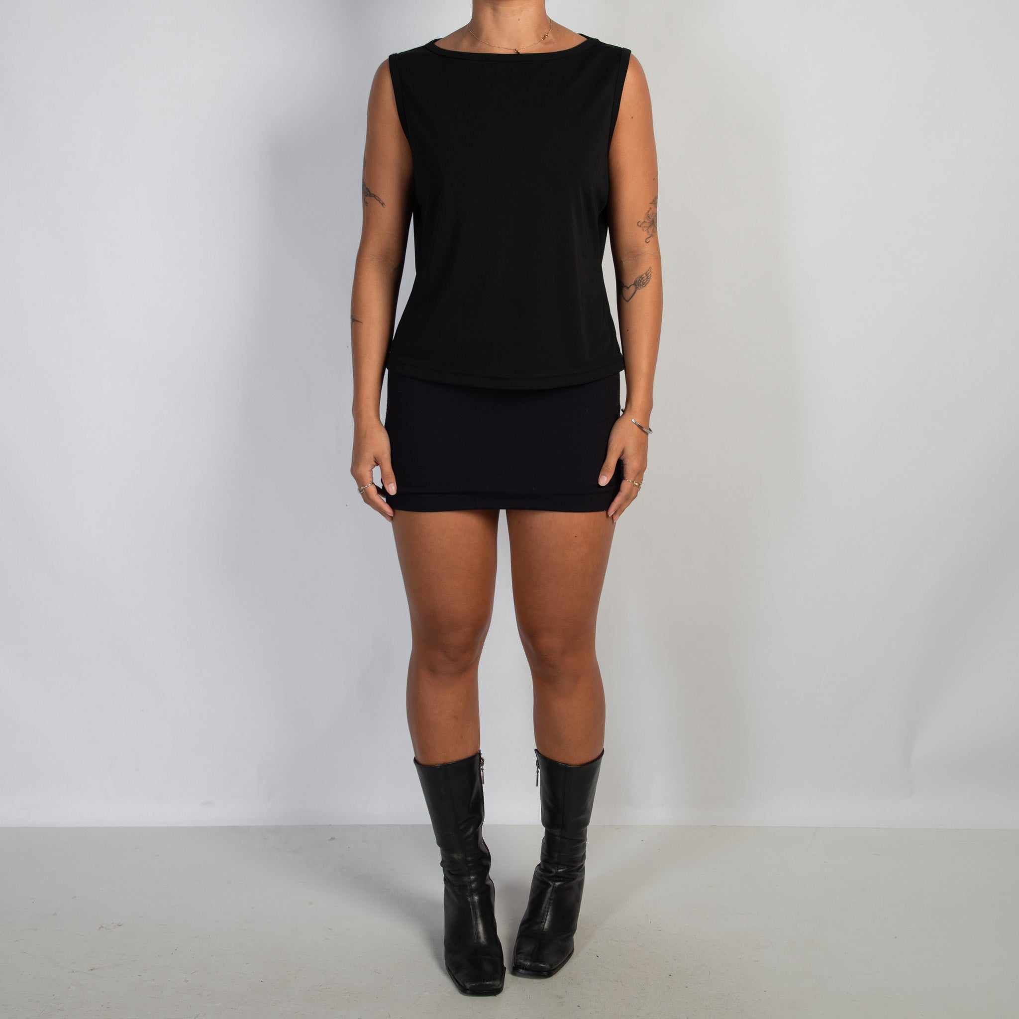 BLACK BOAT NECK TOP