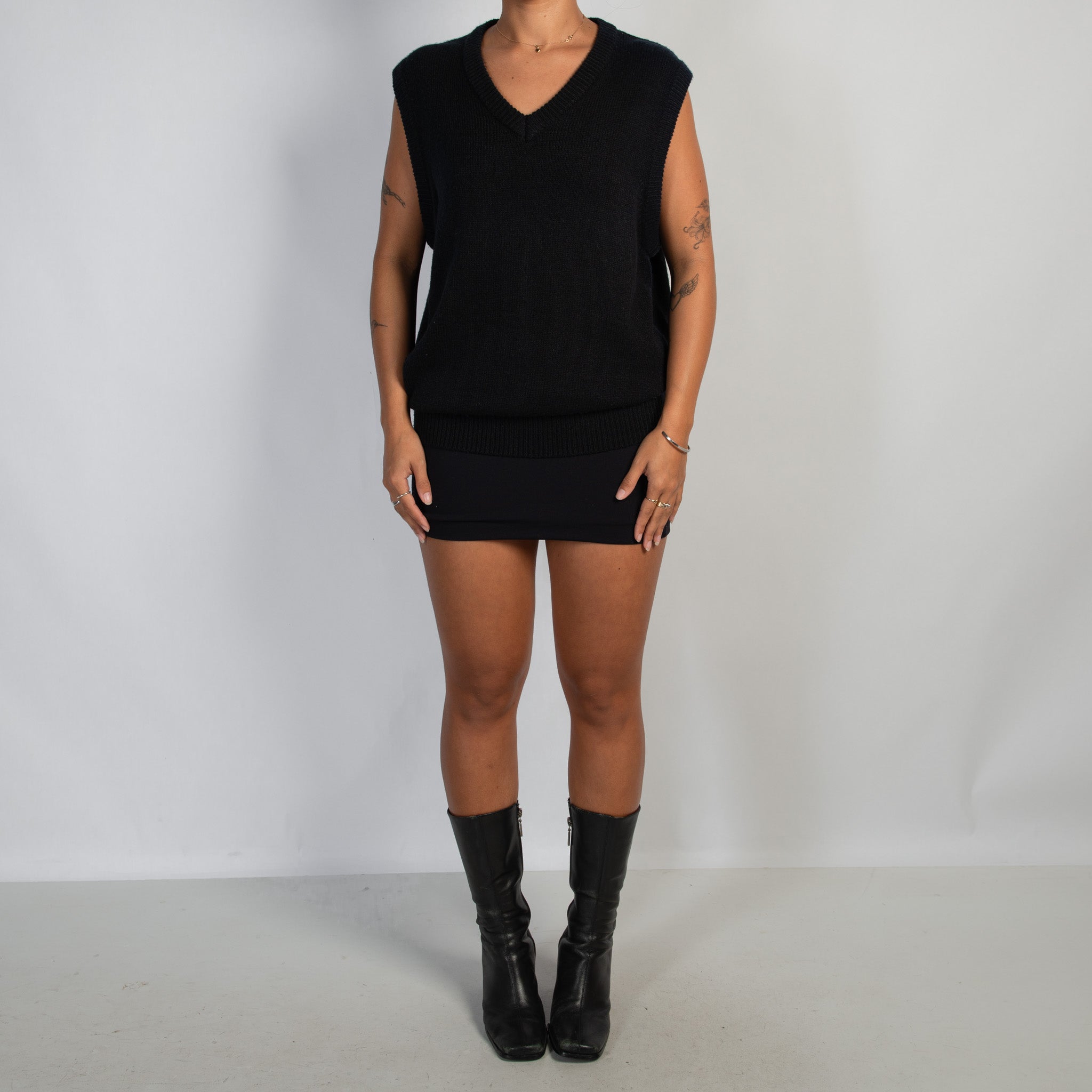 DEEP NAVY KNIT VEST