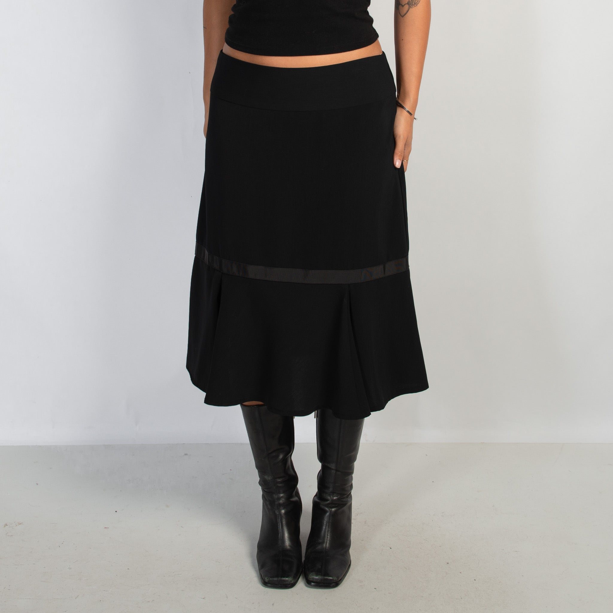 BLACK RIBBON MIDI SKIRT