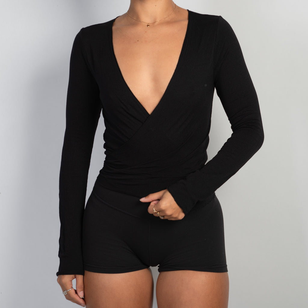 BLACK WRAP TOP