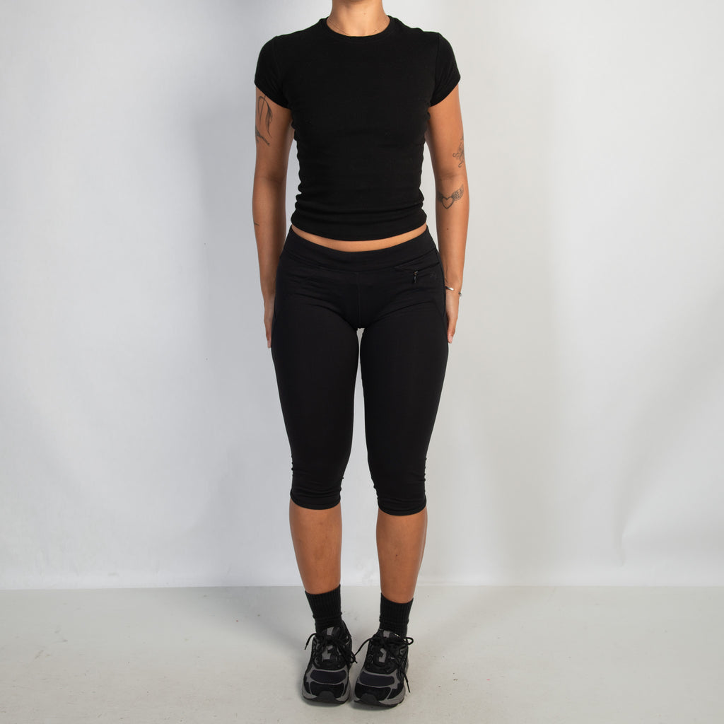 BLACK KNEE LENGTH TIGHTS