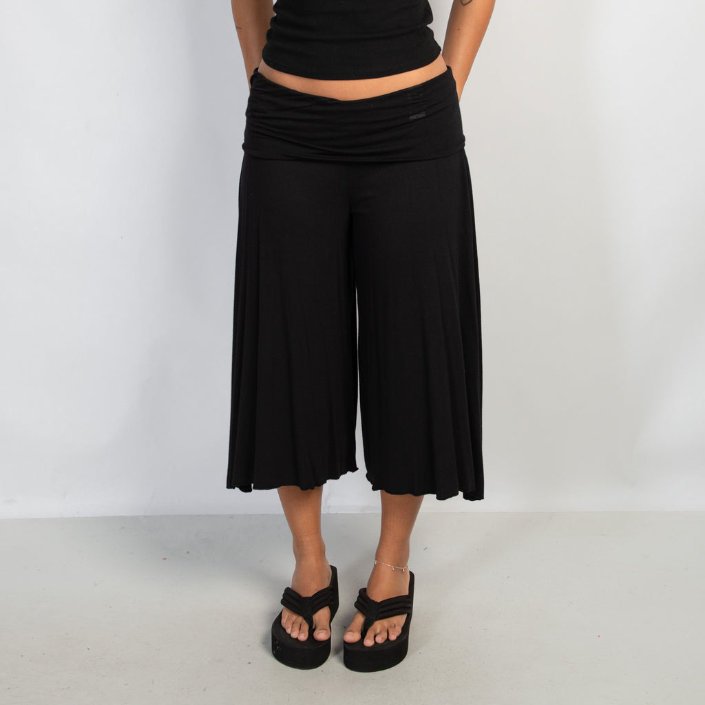 BLACK CROP LOUNGE PANTS