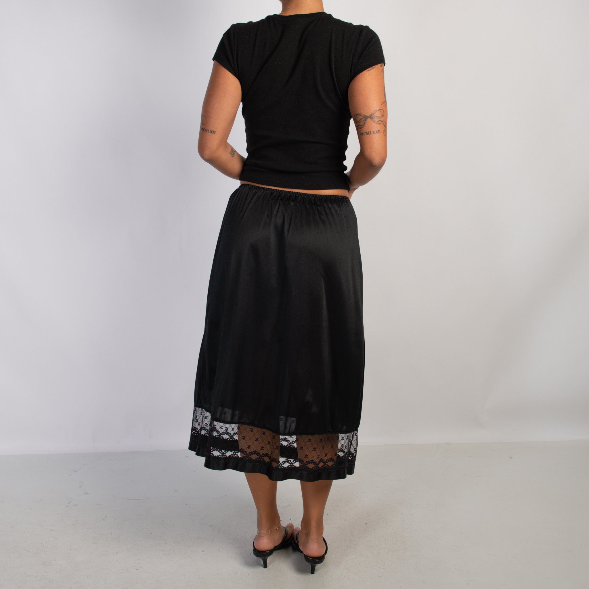 BLACK MIDI SLIP SKIRT