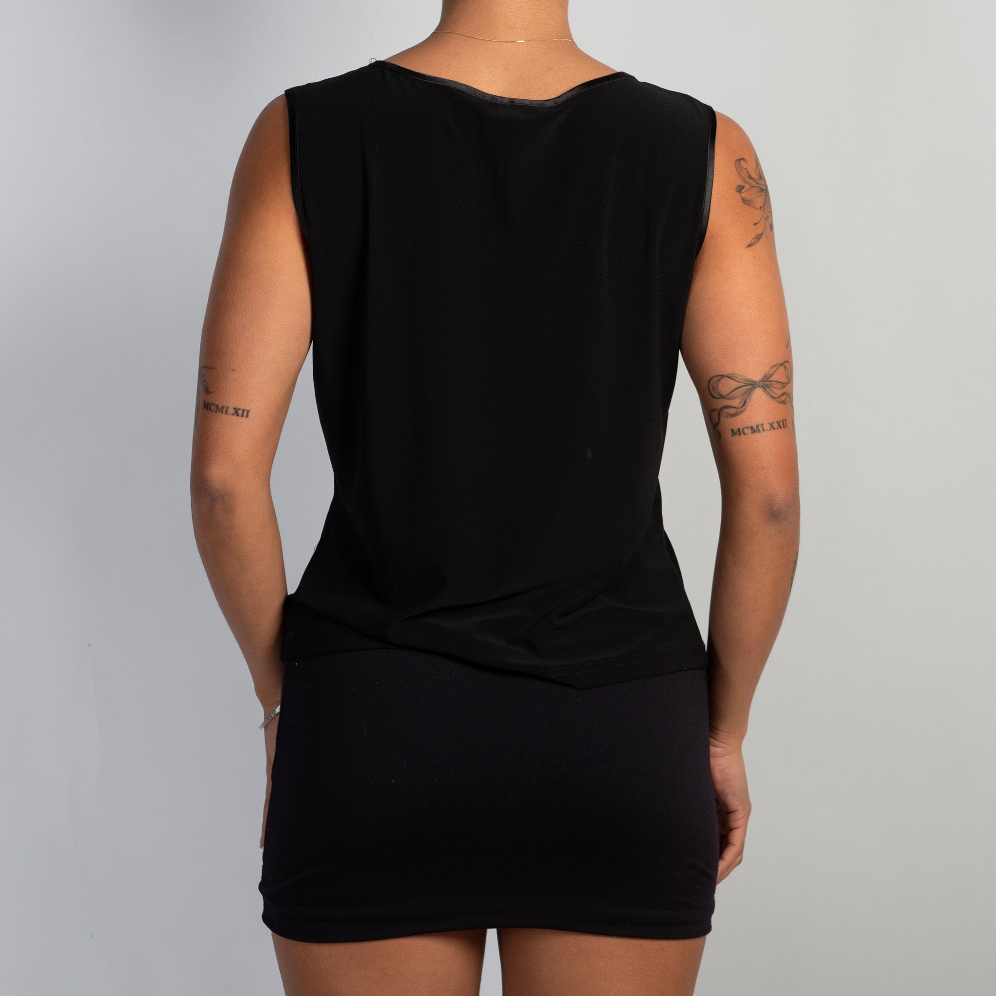 BLACK SLEEVELESS TOP
