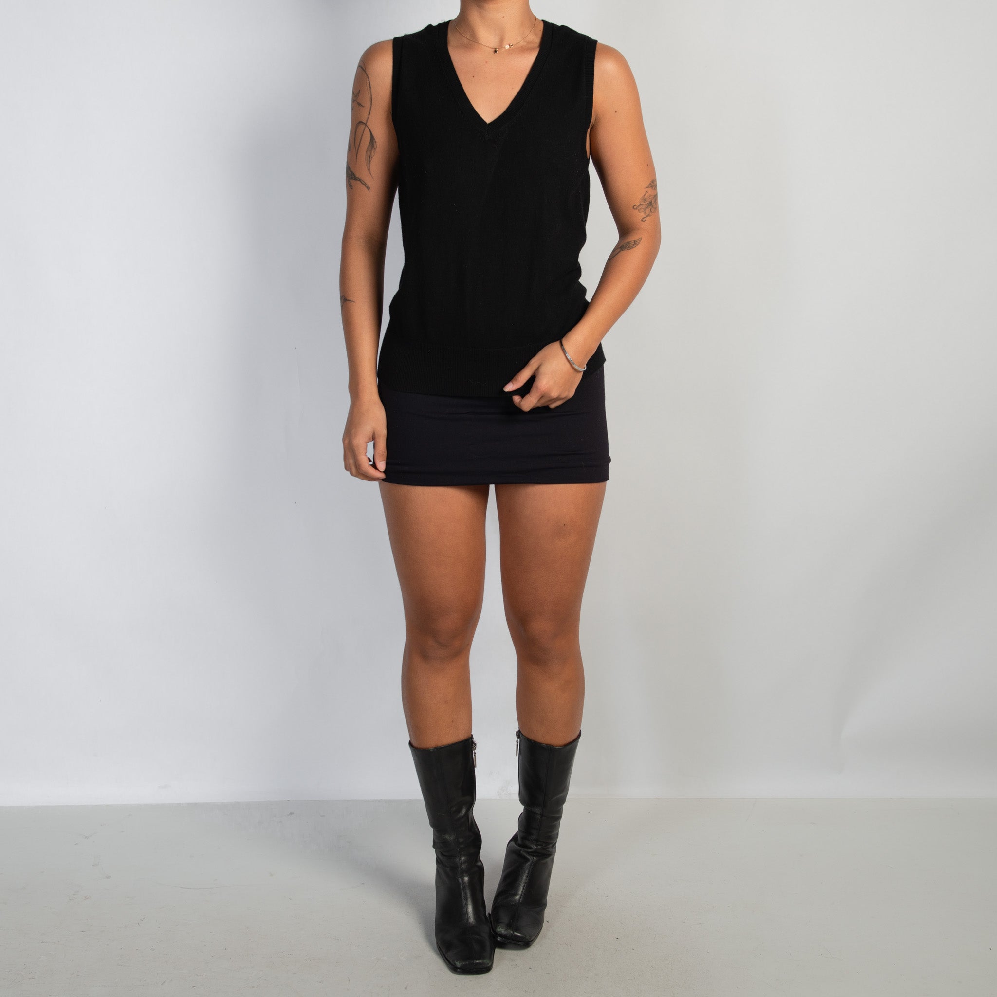 BLACK THIN KNIT VEST