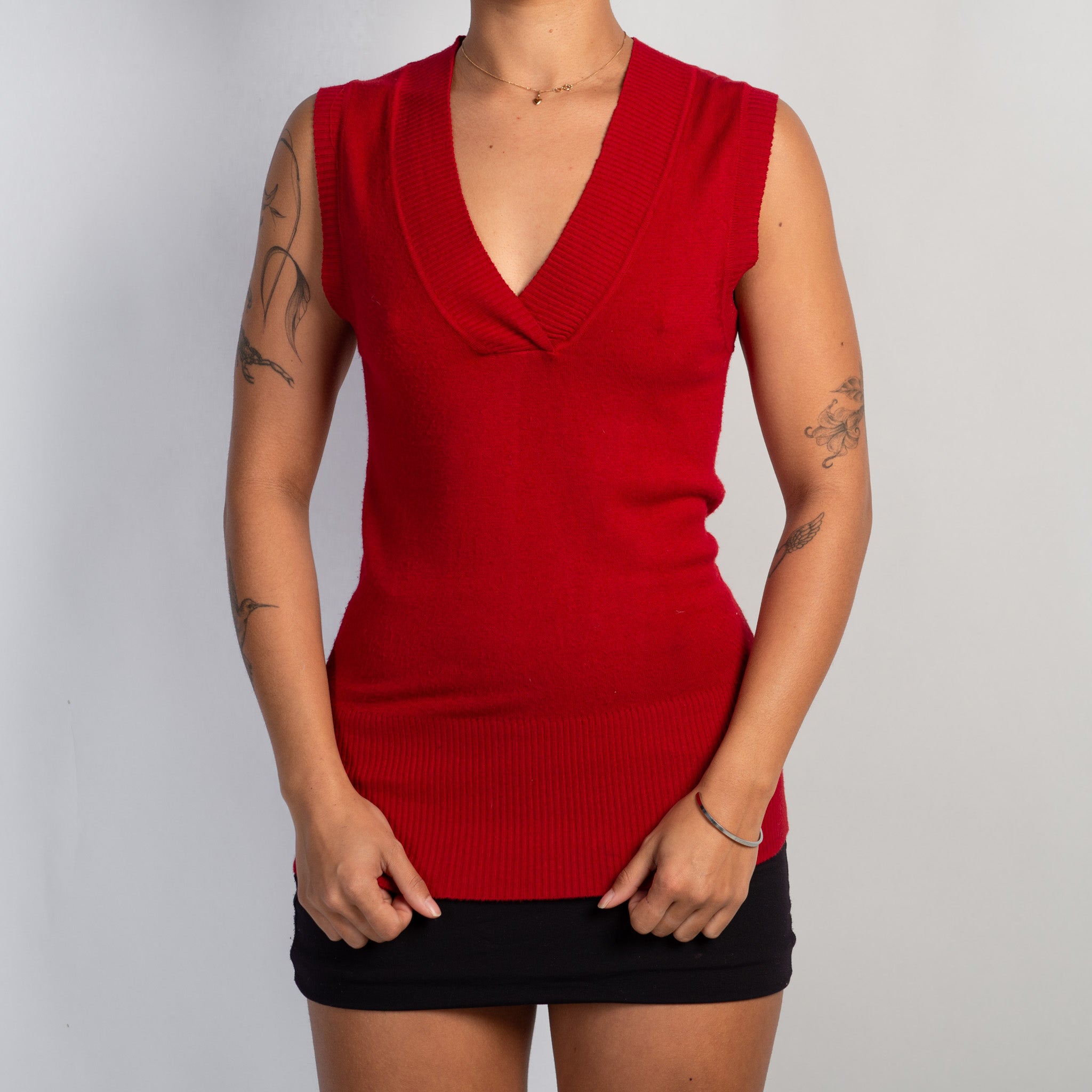 RED THIN KNIT VEST