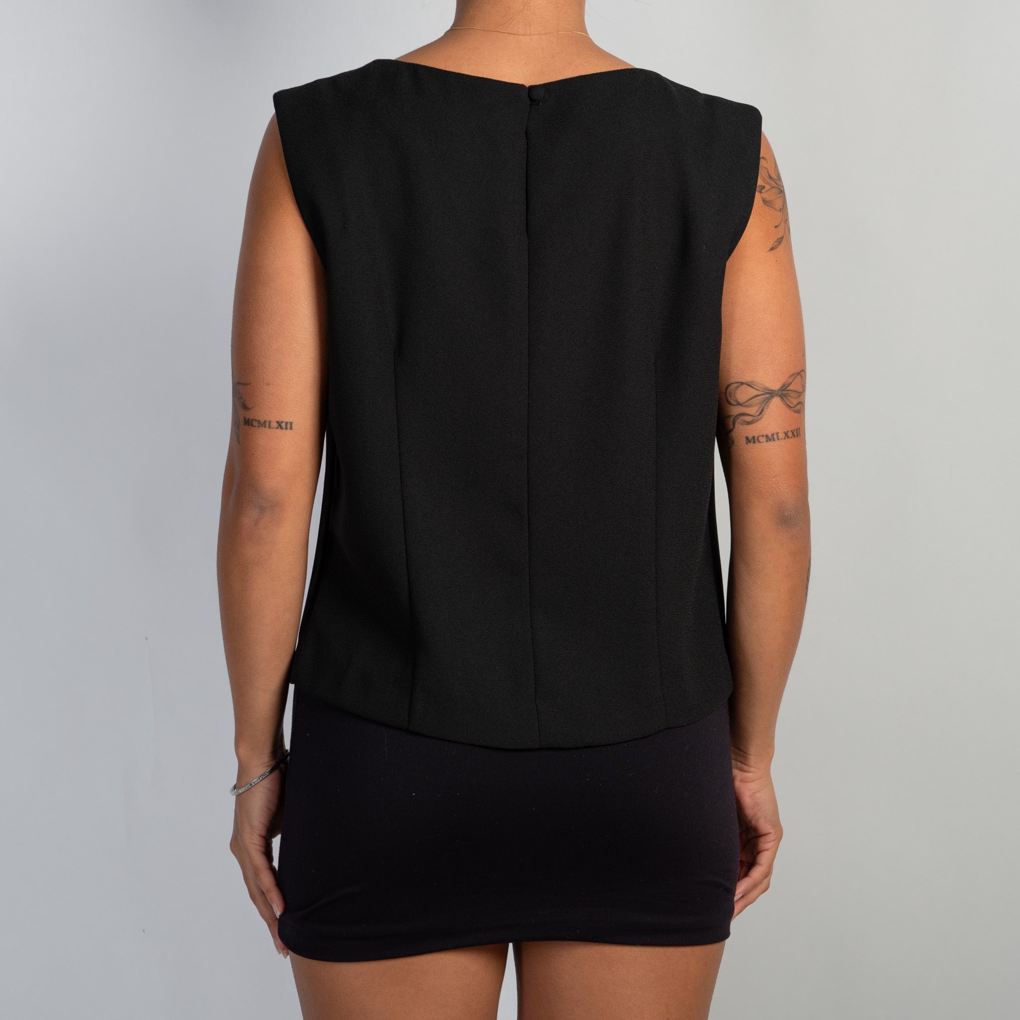 BLACK SLEEVELESS TOP