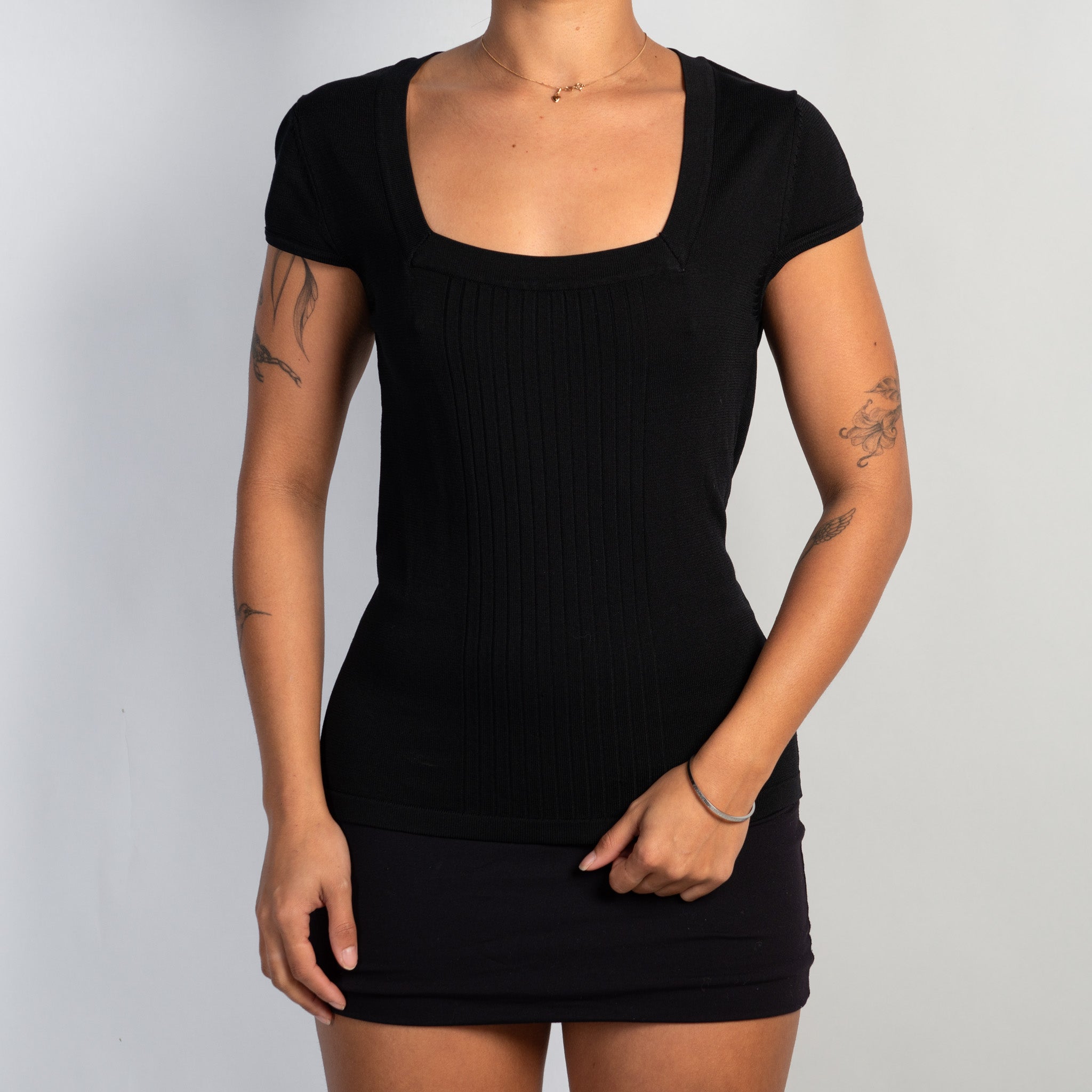 BLACK SQUARE NECK TOP