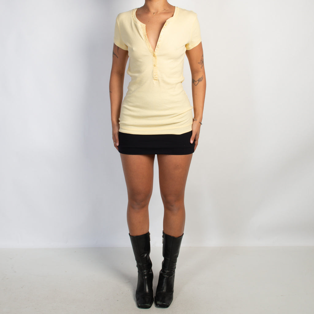 YELLOW RIB HENLEY TEE