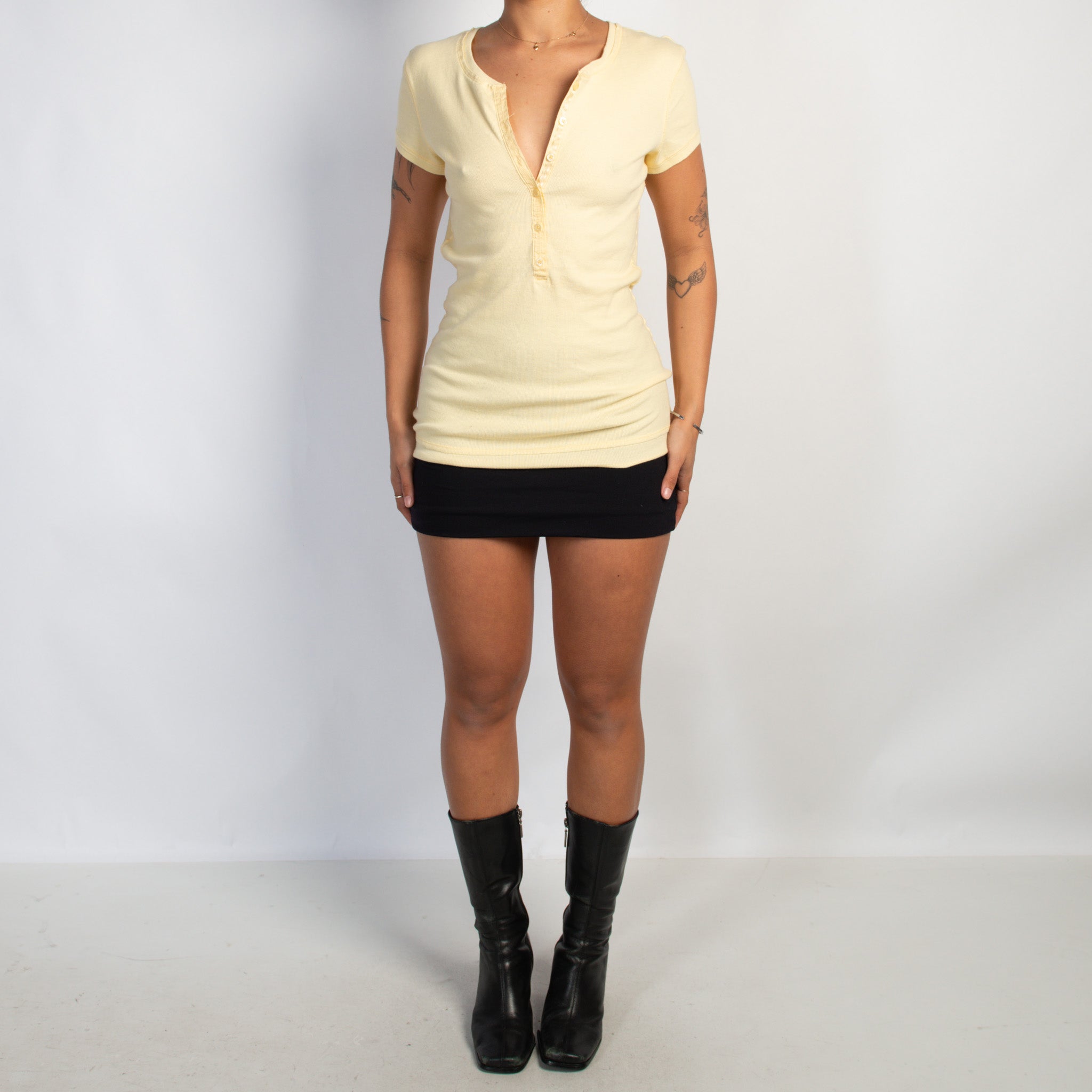YELLOW RIB HENLEY TEE