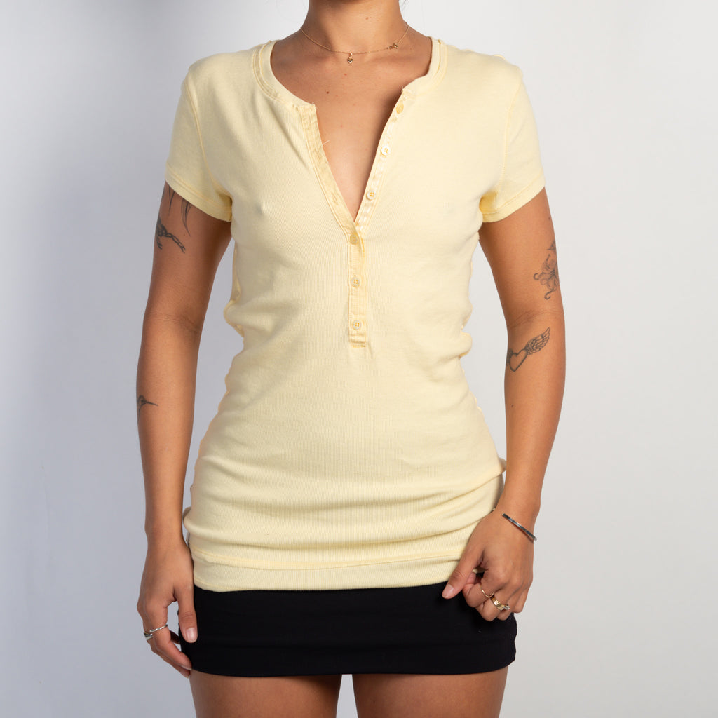YELLOW RIB HENLEY TEE