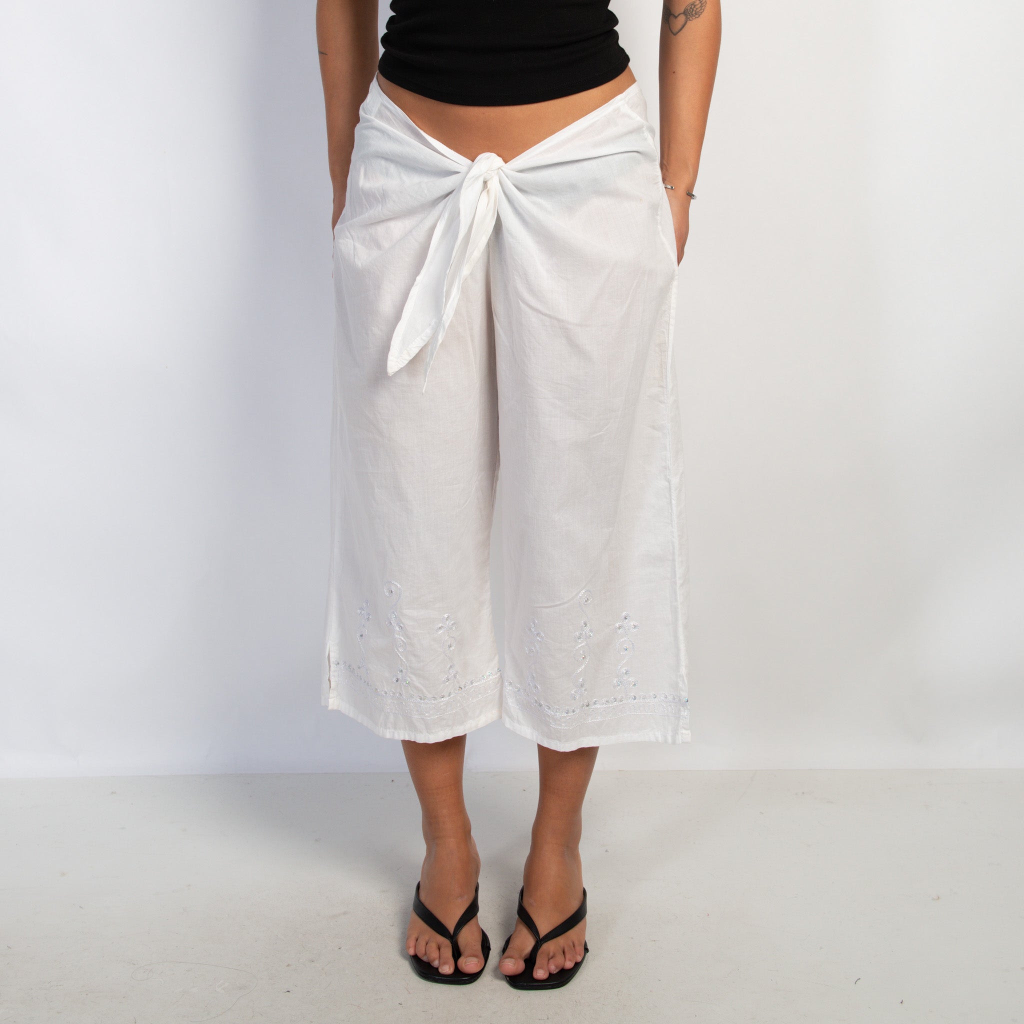 WHITE COTTON CAPRI PANTS