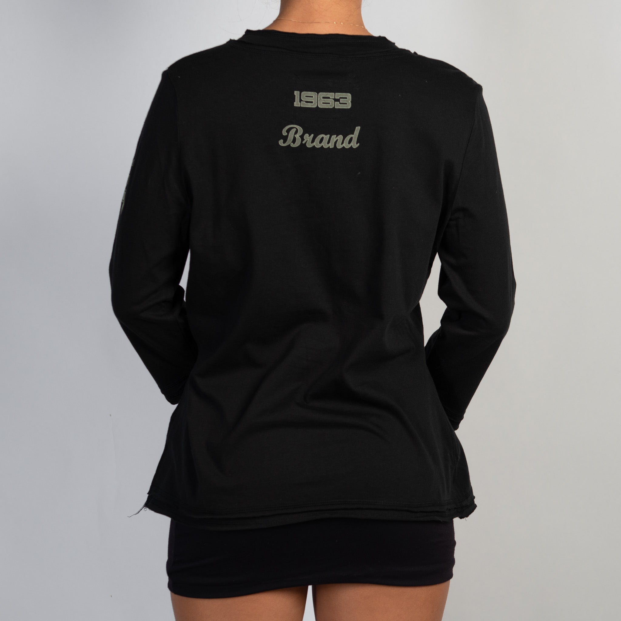 BLACK GRAPHIC HENLEY TOP