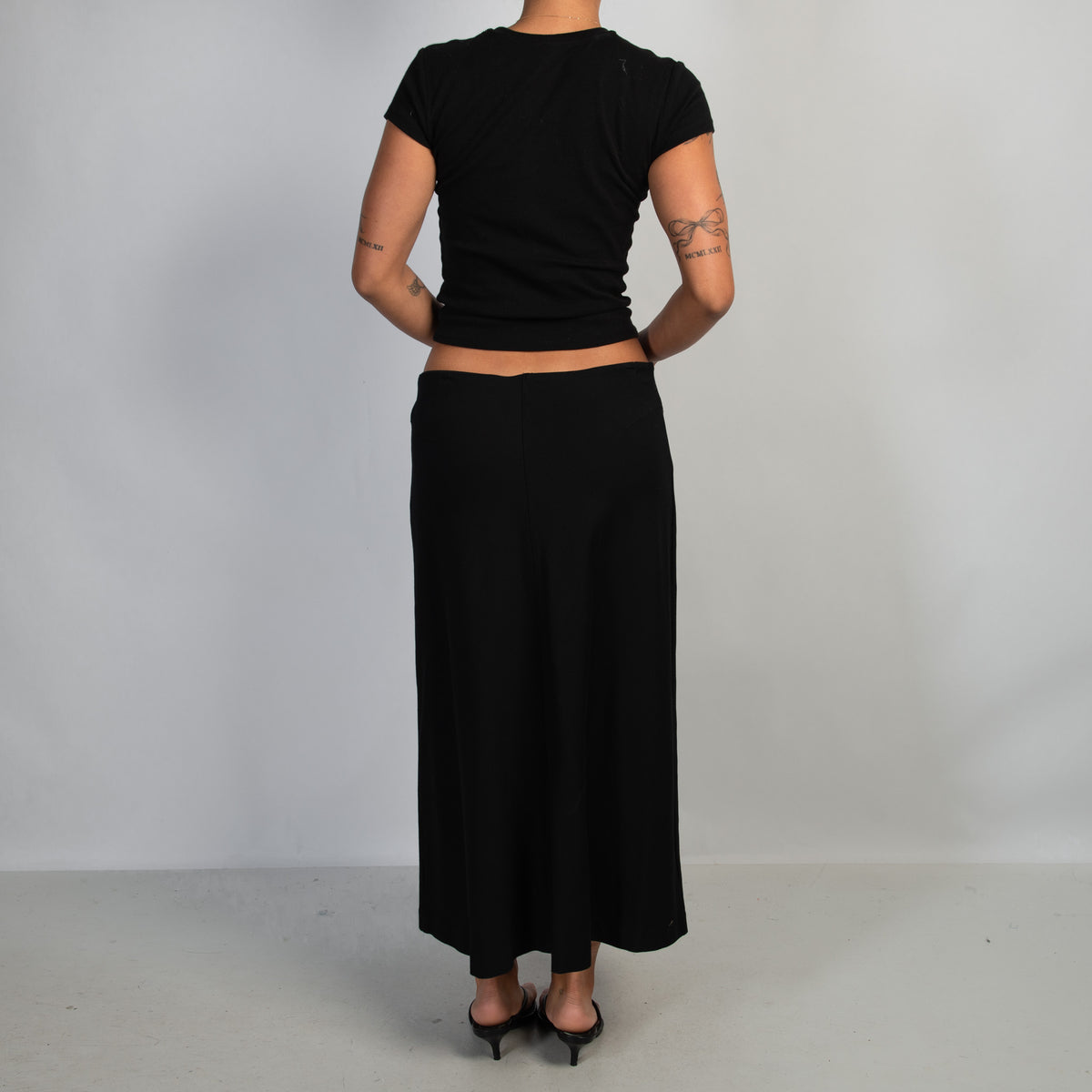 BLACK STRETCH MIDI SKIRT