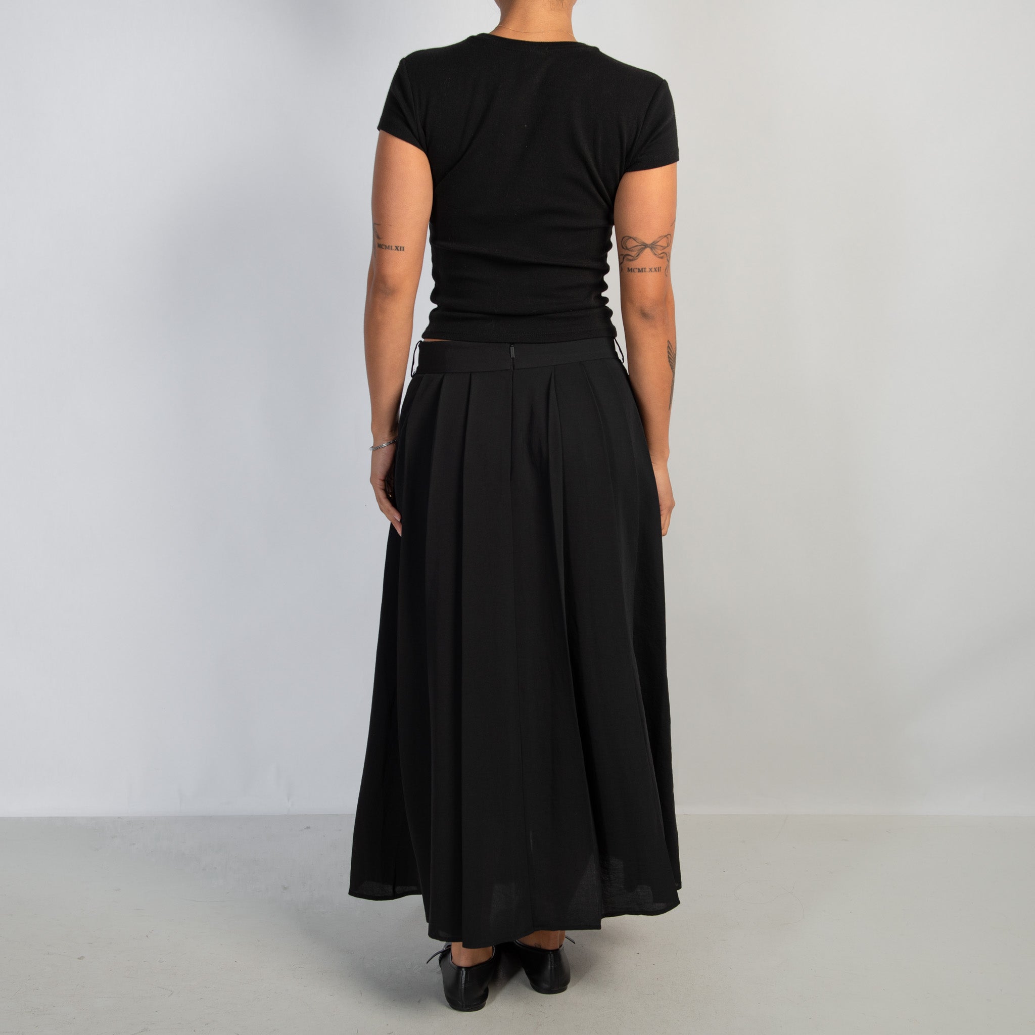 PLEATED LONGLINE SKIRT