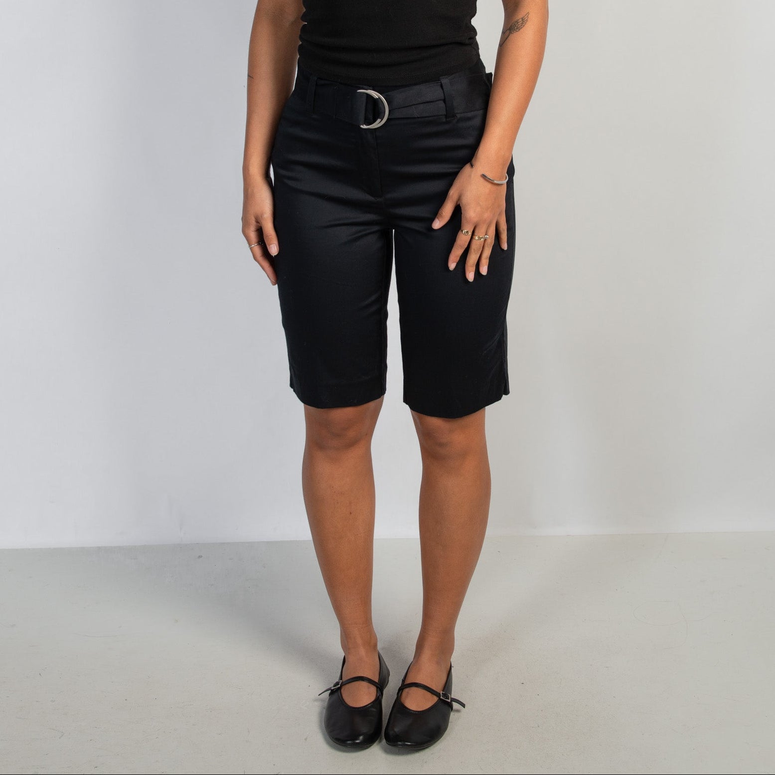 BLACK KNEE LENGTH SHORTS