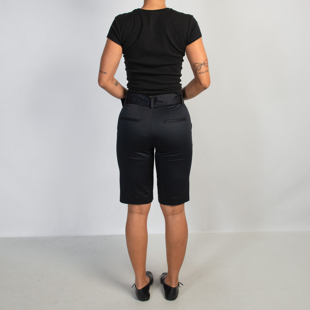 BLACK KNEE LENGTH SHORTS
