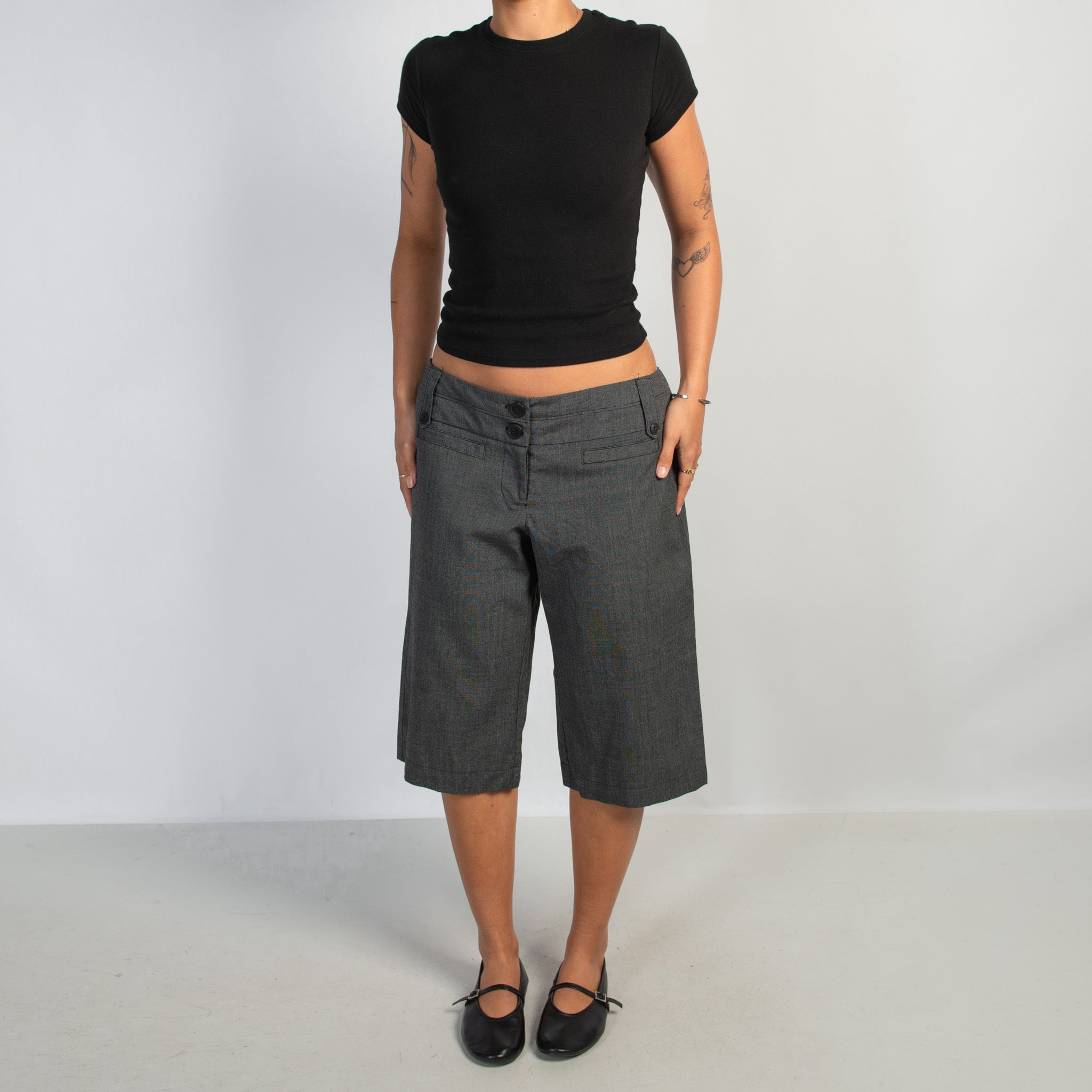 GREY KNEE LENGTH SHORTS