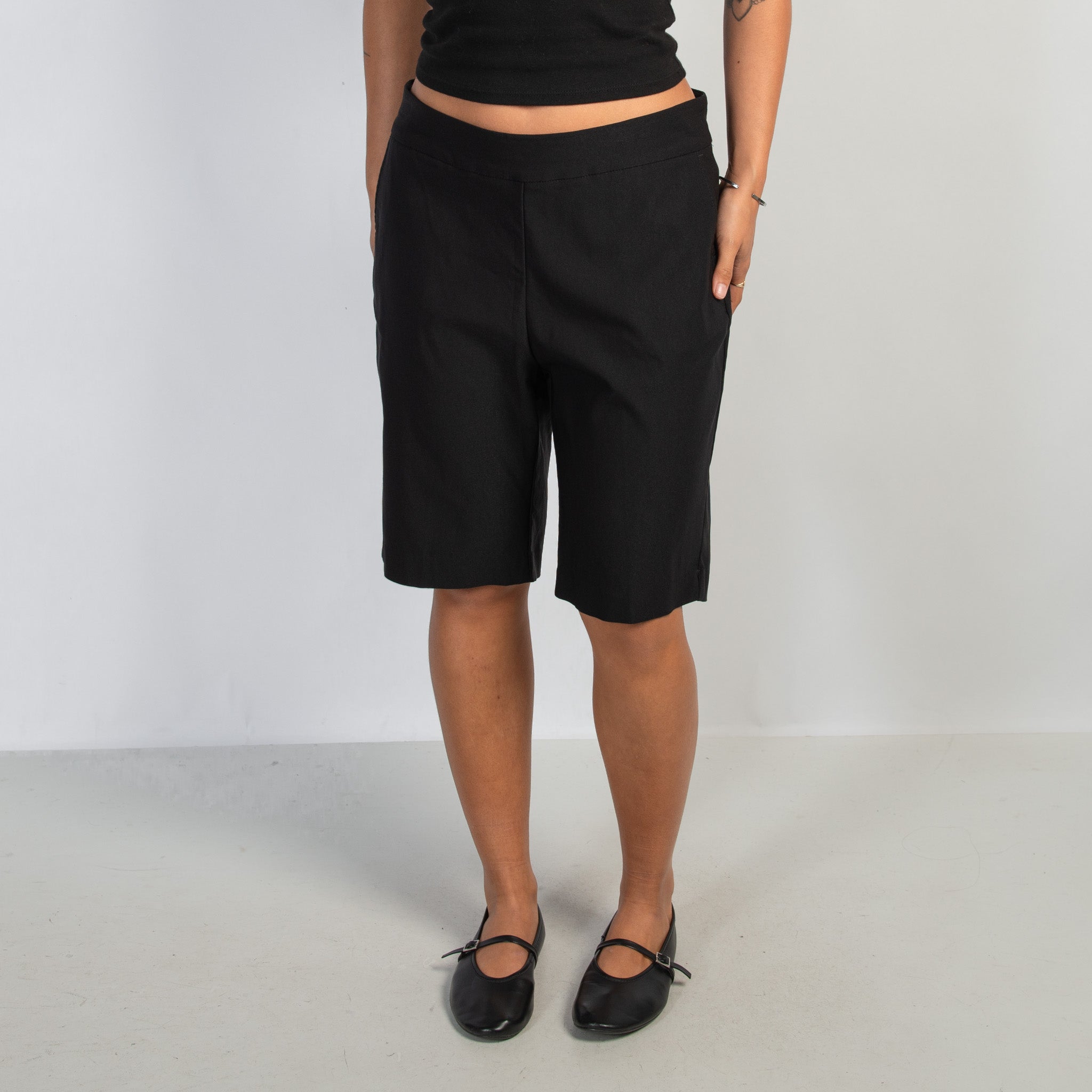 BLACK KNEE LENGTH SHORTS