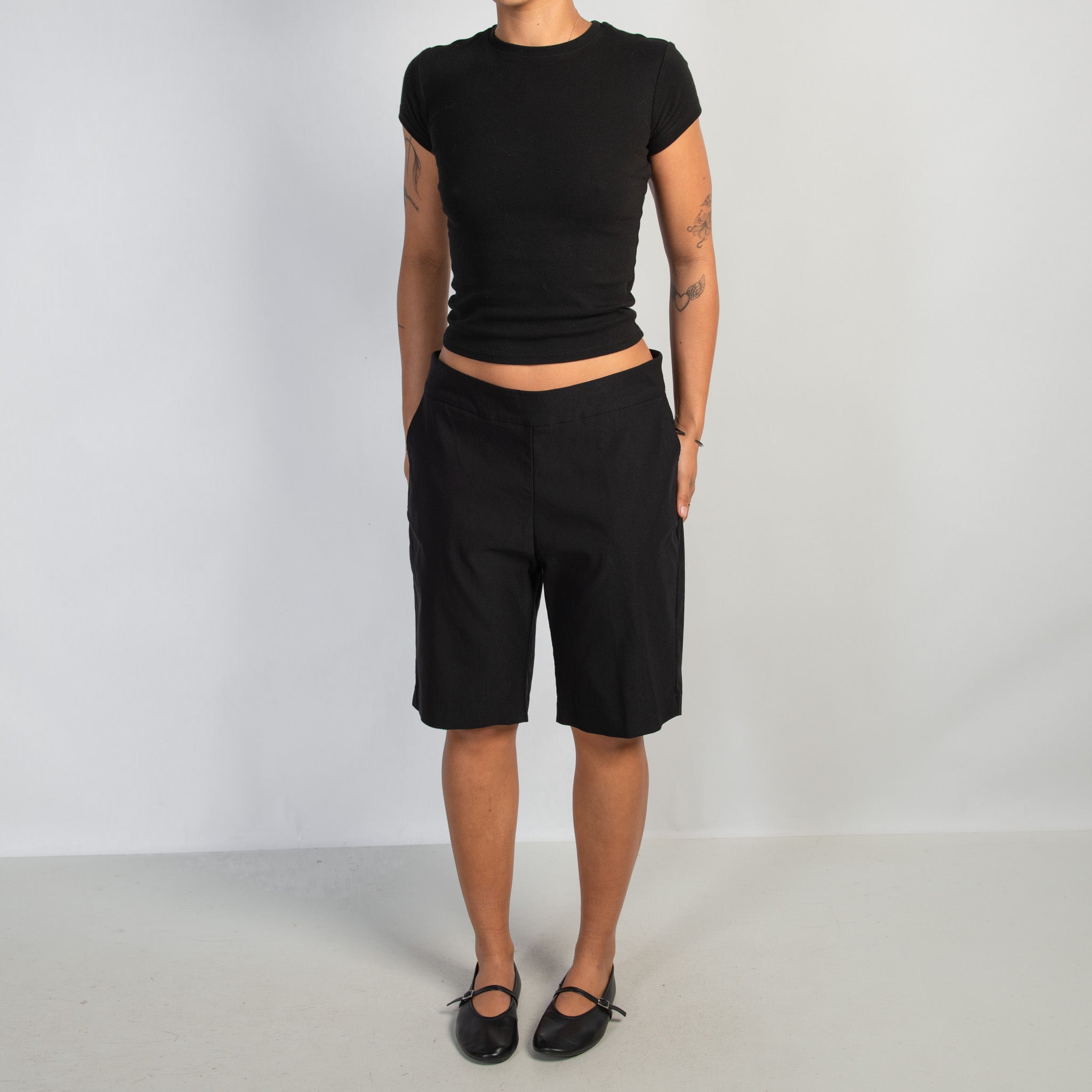 BLACK KNEE LENGTH SHORTS