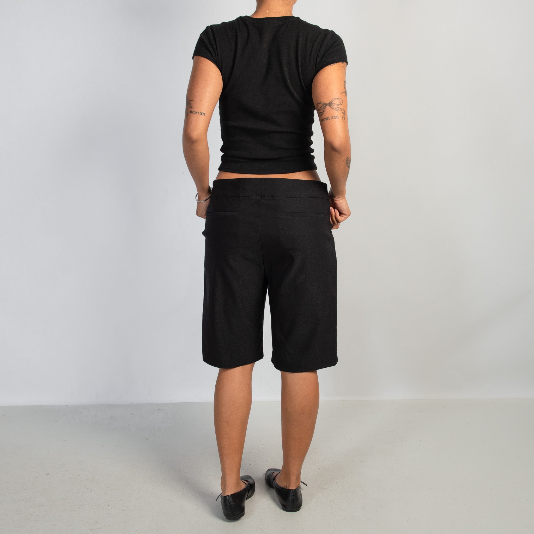 BLACK KNEE LENGTH SHORTS