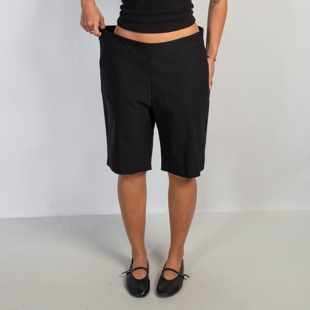 BLACK KNEE LENGTH SHORTS
