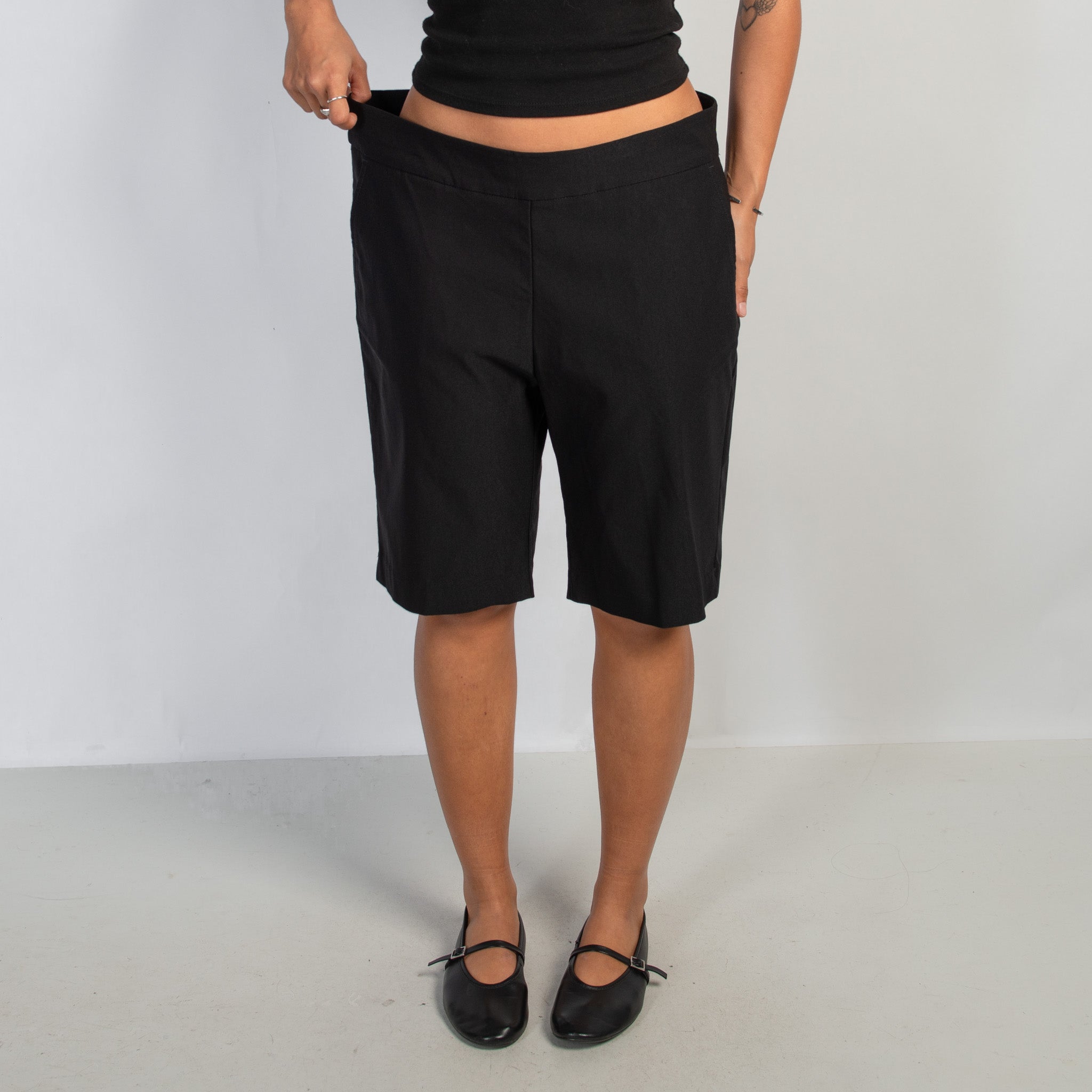 BLACK KNEE LENGTH SHORTS