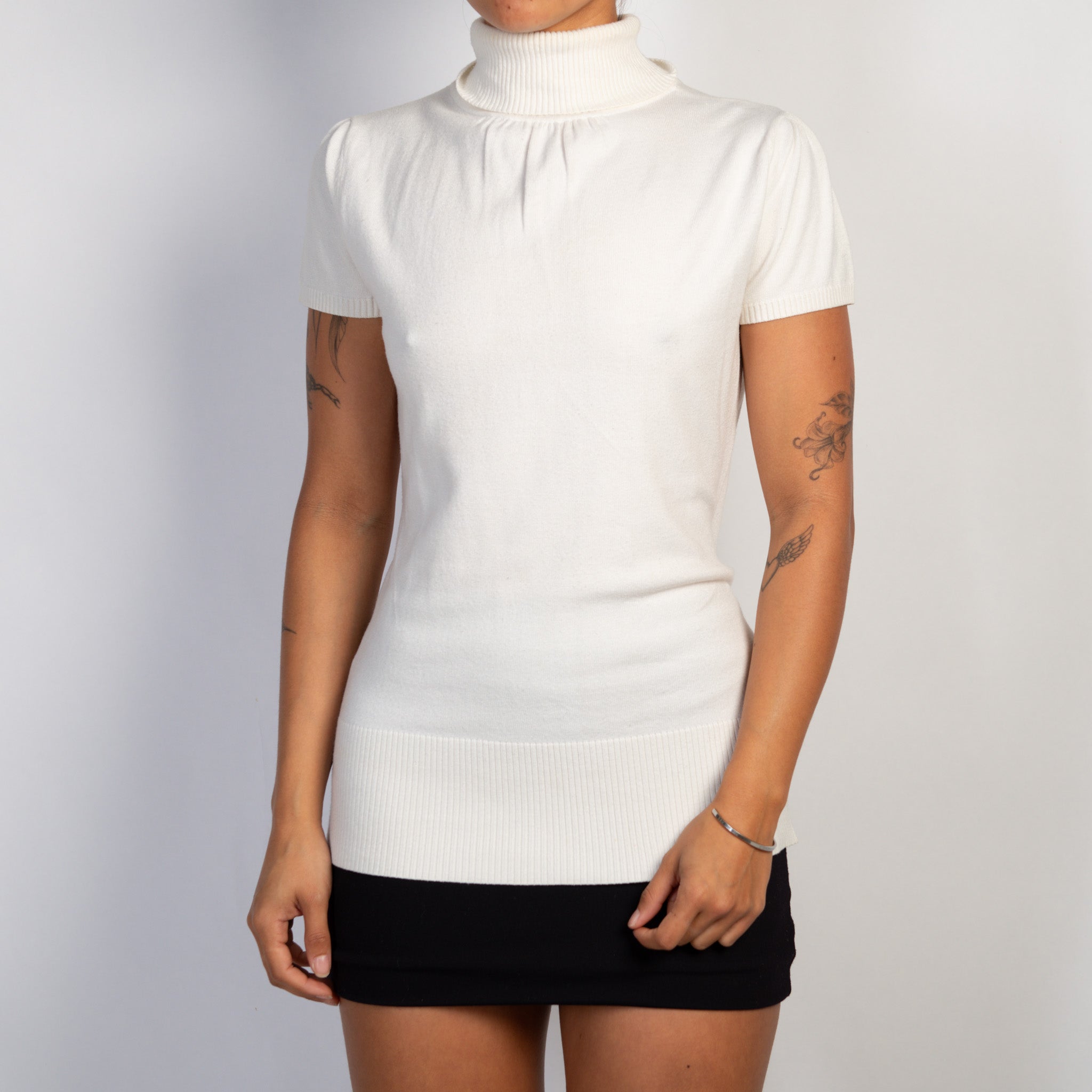WHITE TURTLENECK KNIT TOP