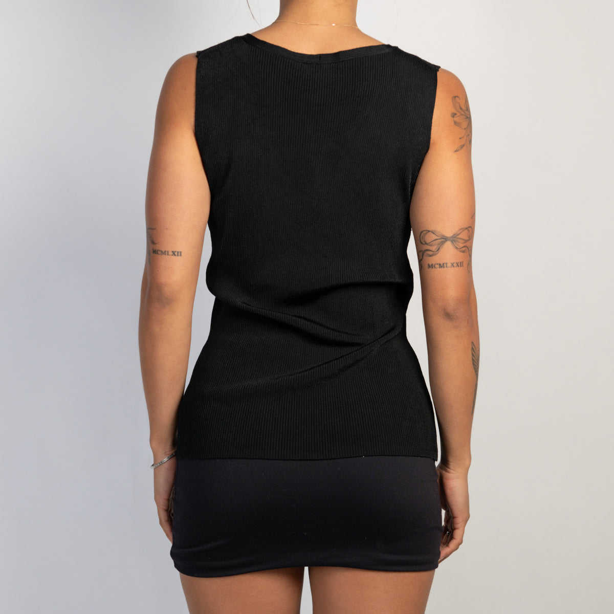 BLACK CROSSOVER TOP