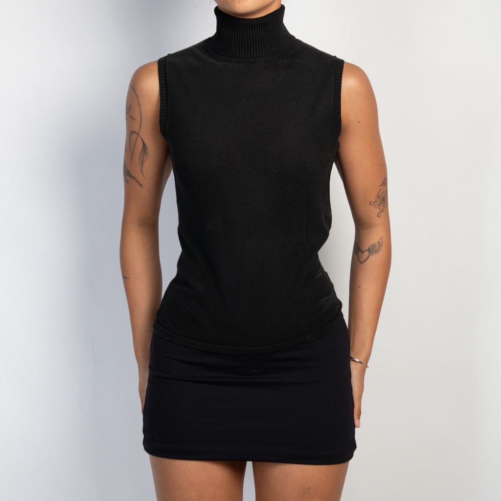BLACK KNIT SLEEVELESS TOP