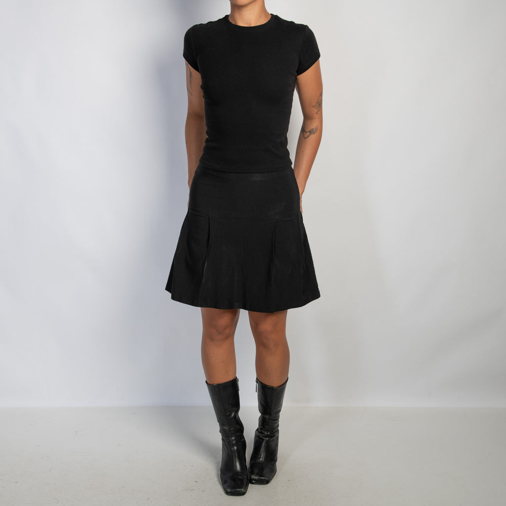 BLACK PLEATED SKIRT