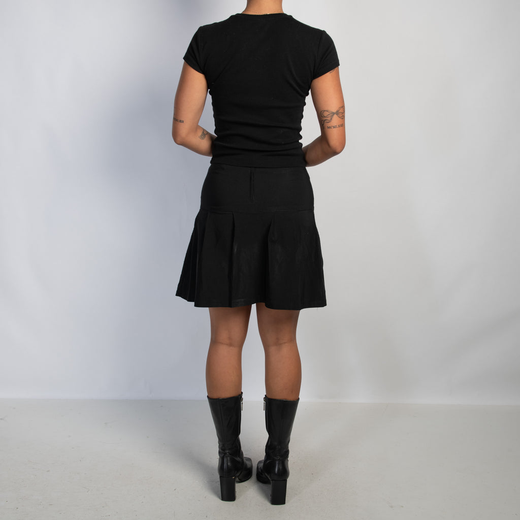 BLACK PLEATED SKIRT