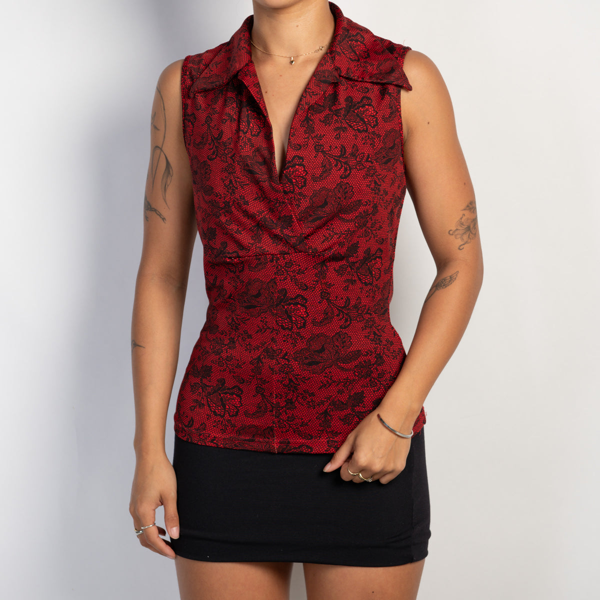 RED SLEEVELESS BLOUSE